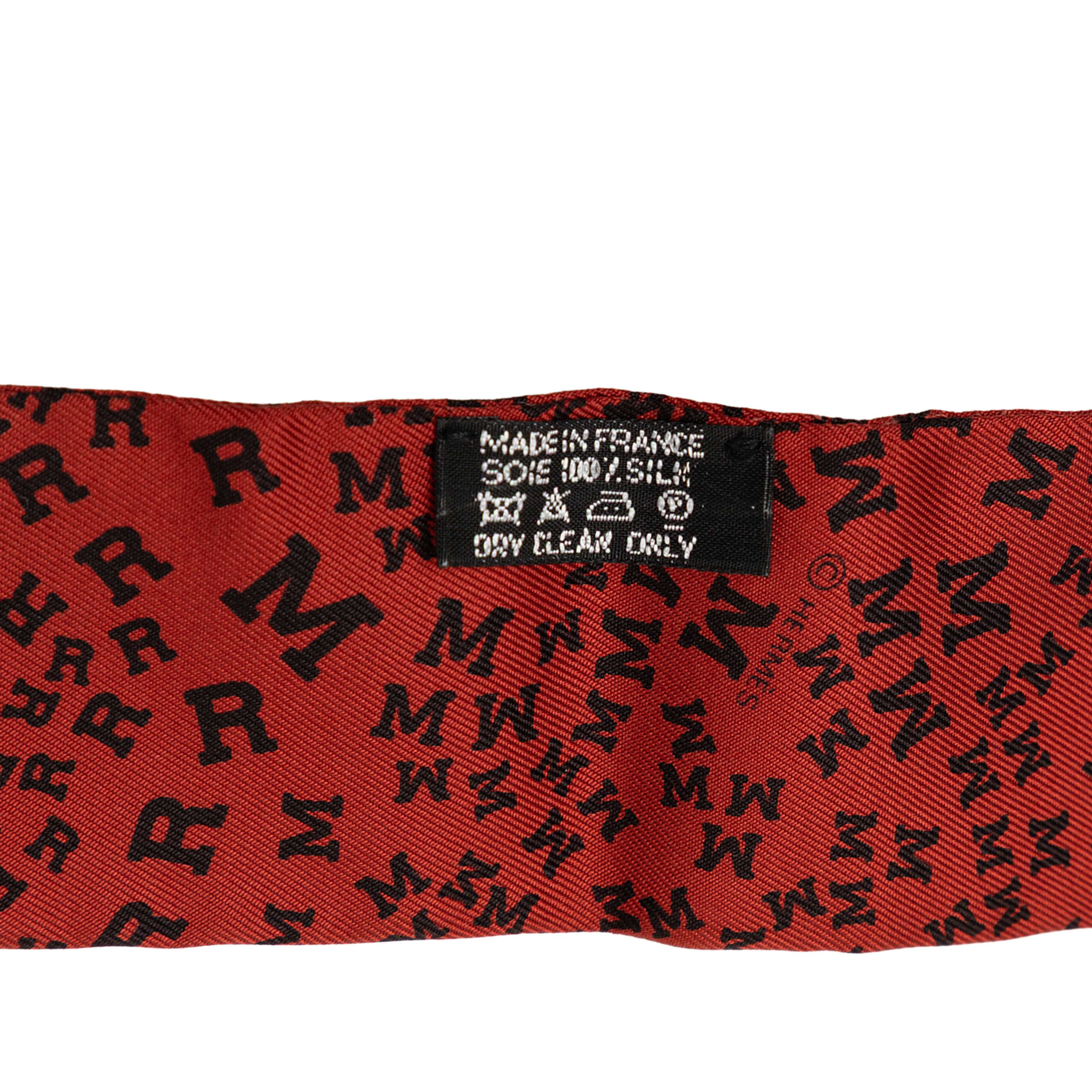 Hermès Scattered Letters Twilly Silk Scarf, från Luxclusif, i färgen red. Klicka för att öppna bilden i stort format