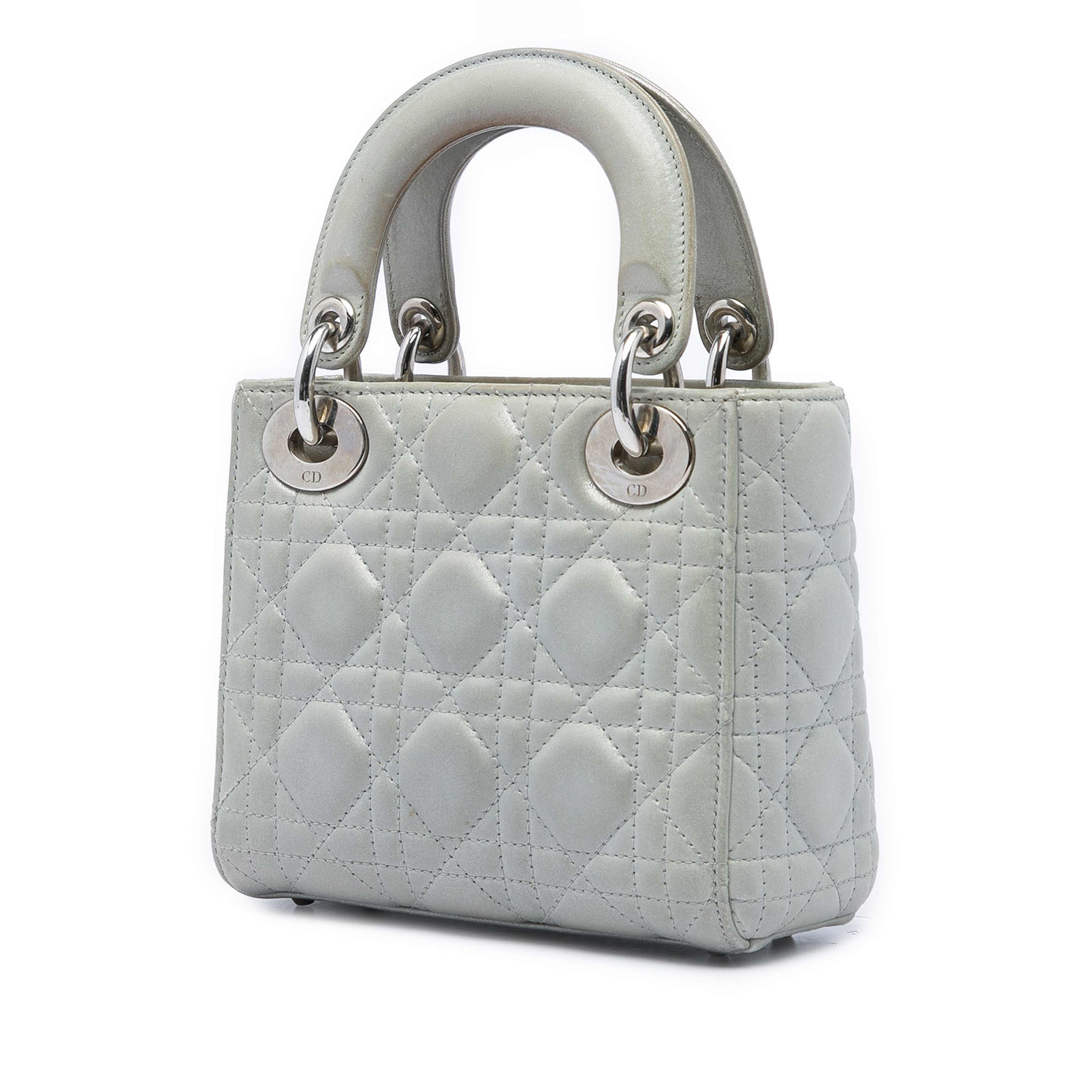 Dior Mini Iridescent Lambskin Cannage Lady Dior, från Luxclusif, i färgen silver. Klicka för att öppna bilden i stort format