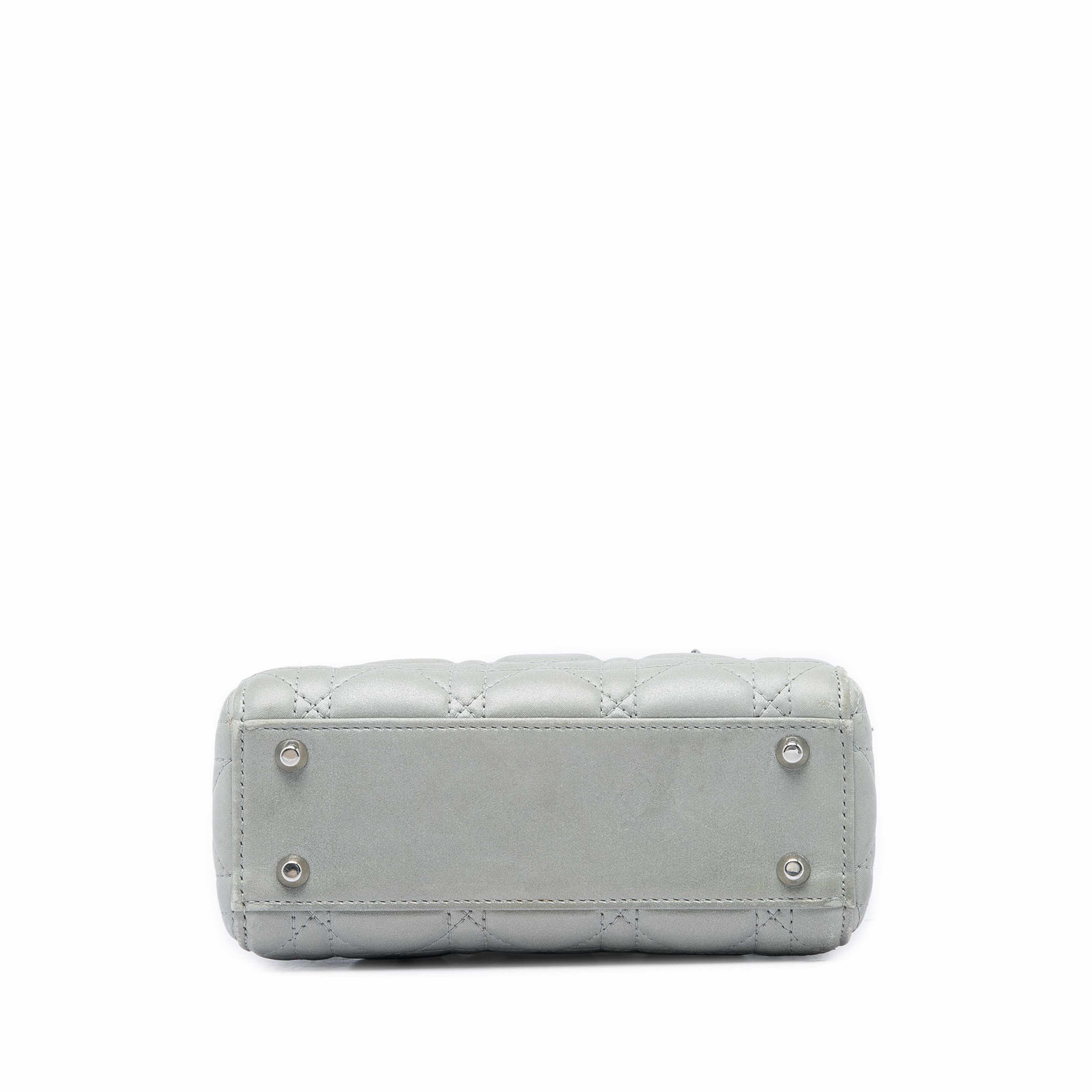 Dior Mini Iridescent Lambskin Cannage Lady Dior, från Luxclusif, i färgen silver. Klicka för att öppna bilden i stort format
