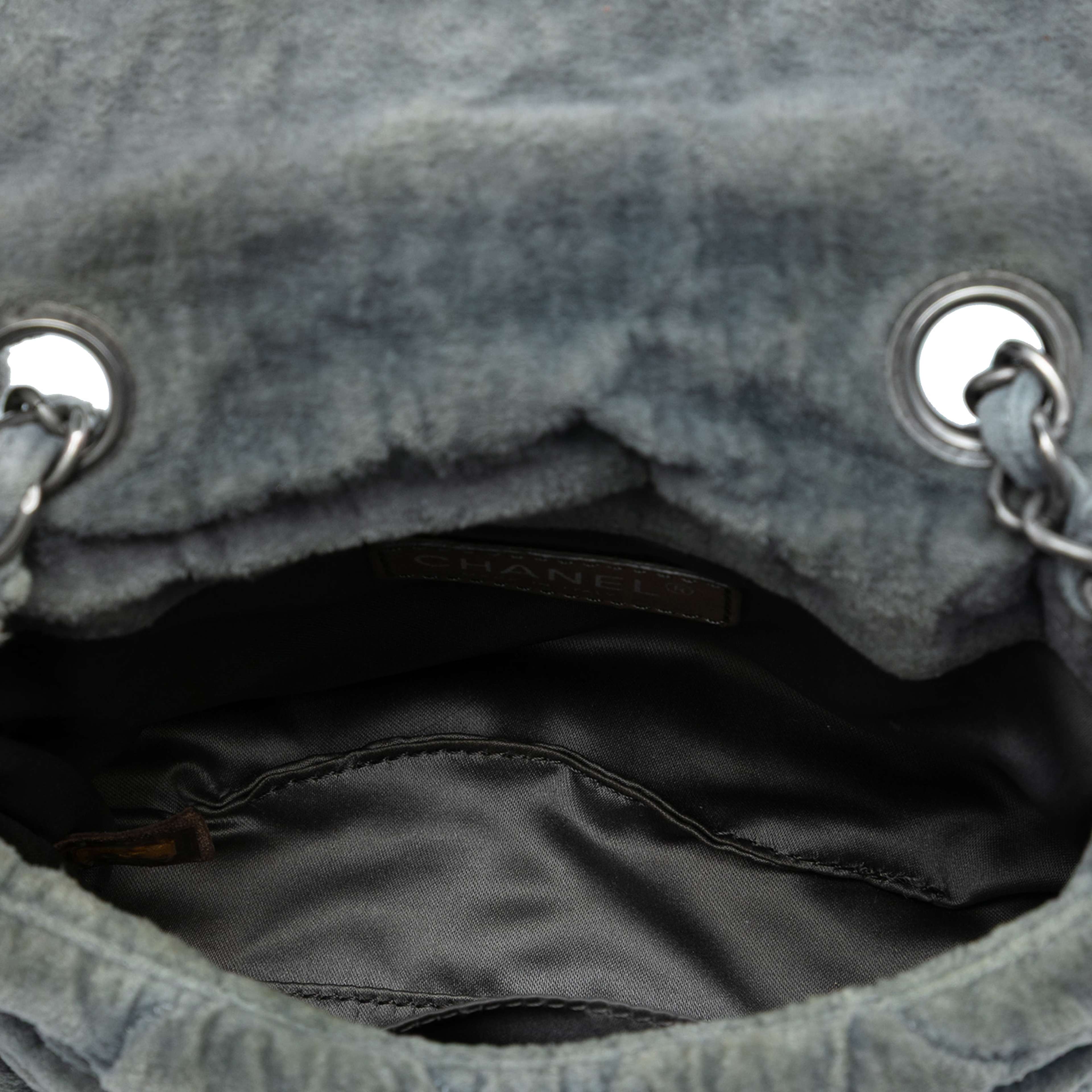 Chanel Paris Moscou Mini Velvet Bubble Quilt Flap, från Luxclusif, i färgen gray. Klicka för att öppna bilden i stort format