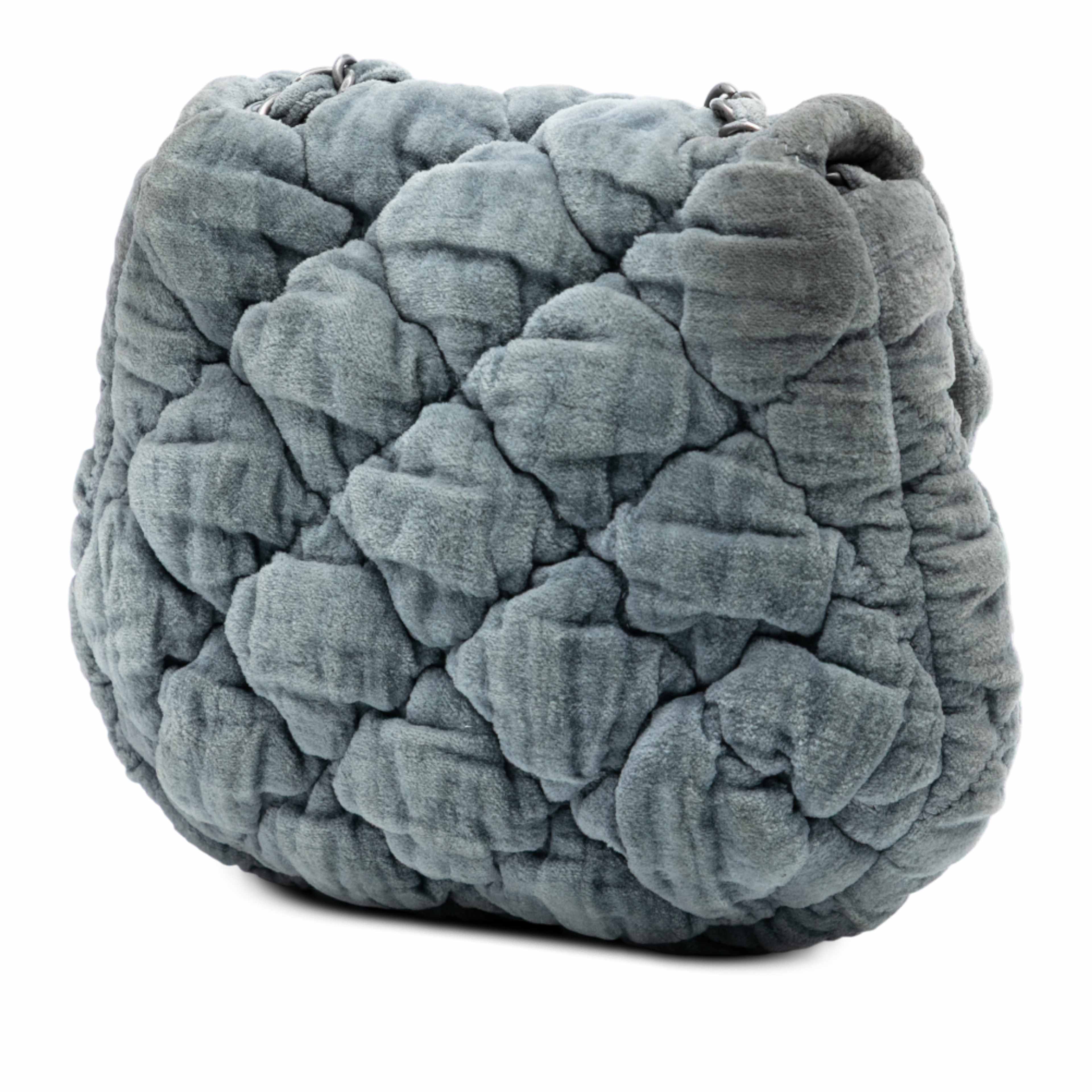 Chanel Paris Moscou Mini Velvet Bubble Quilt Flap, från Luxclusif, i färgen gray. Klicka för att öppna bilden i stort format