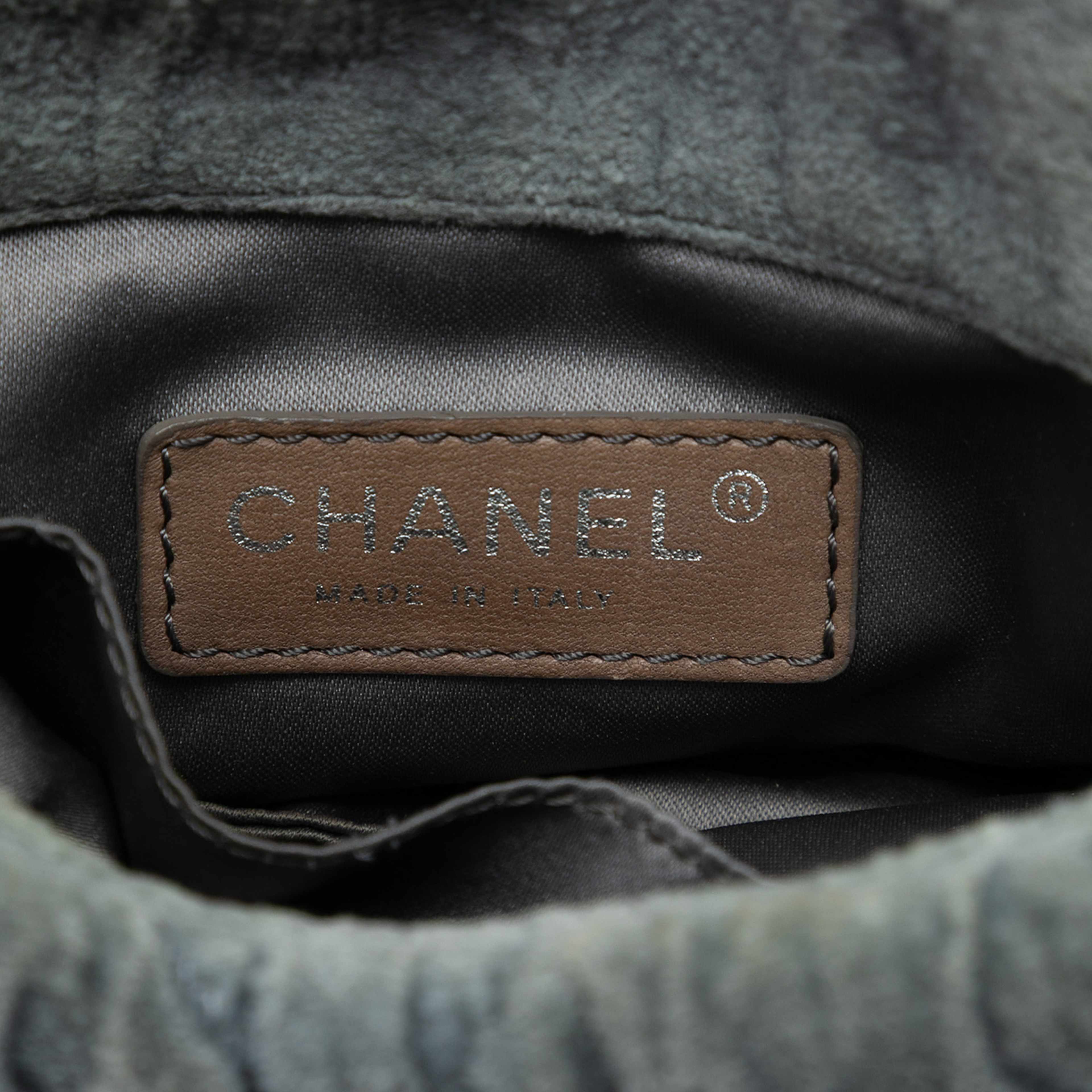 Chanel Paris Moscou Mini Velvet Bubble Quilt Flap, från Luxclusif, i färgen gray. Klicka för att öppna bilden i stort format