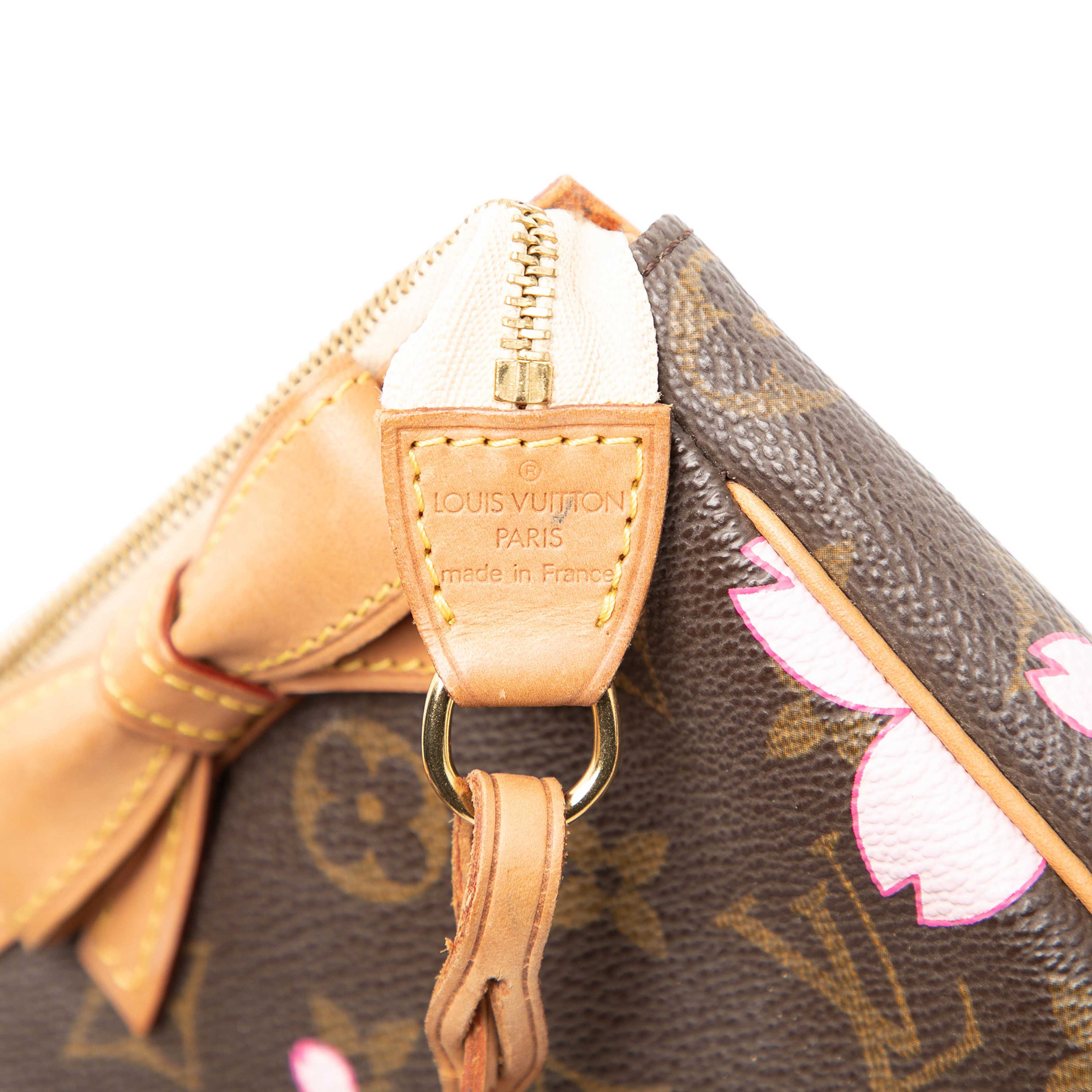 Louis Vuitton Takashi Murakami Monogram Cherry Blossom Pochette Accessoires, från Luxclusif, i färgen brown. Klicka för att öppna bilden i stort format