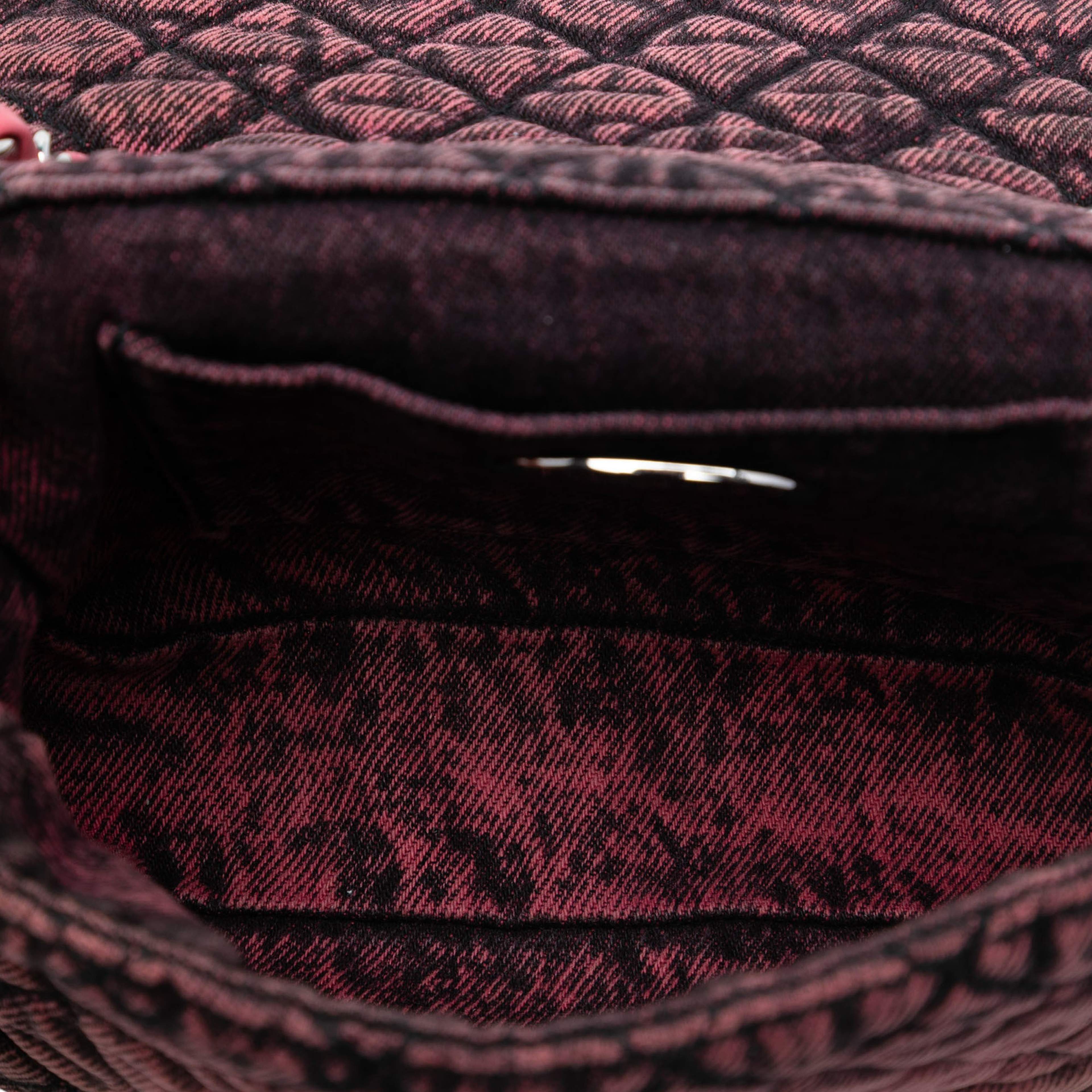 Chanel Small Square Cc Quilted Denimpression Single Flap, från Luxclusif, i färgen pink. Klicka för att öppna bilden i stort format