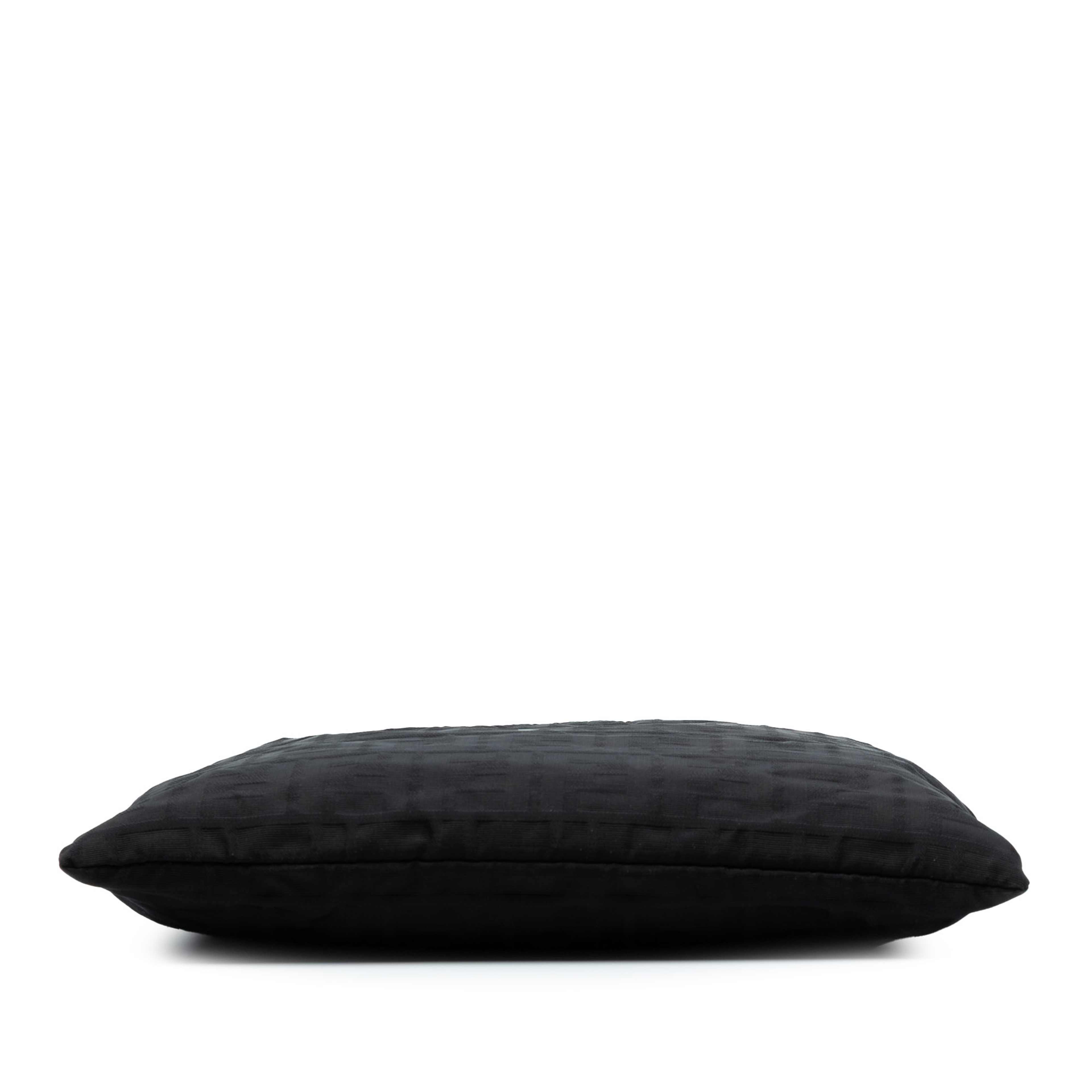 Fendi Zucca Canvas Shoulder Bag, från Luxclusif, i färgen black. Klicka för att öppna bilden i stort format