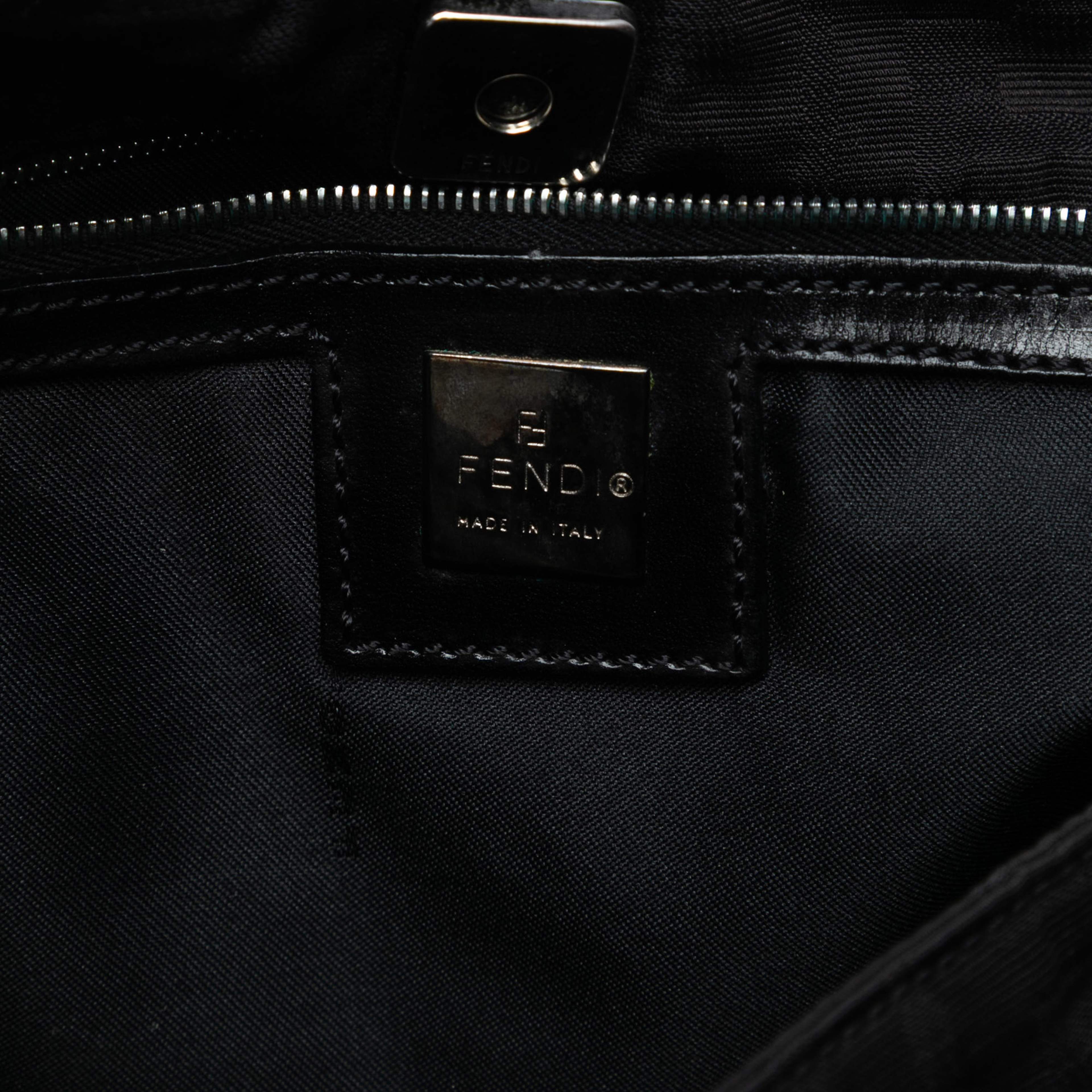 Fendi Zucca Canvas Shoulder Bag, från Luxclusif, i färgen black. Klicka för att öppna bilden i stort format