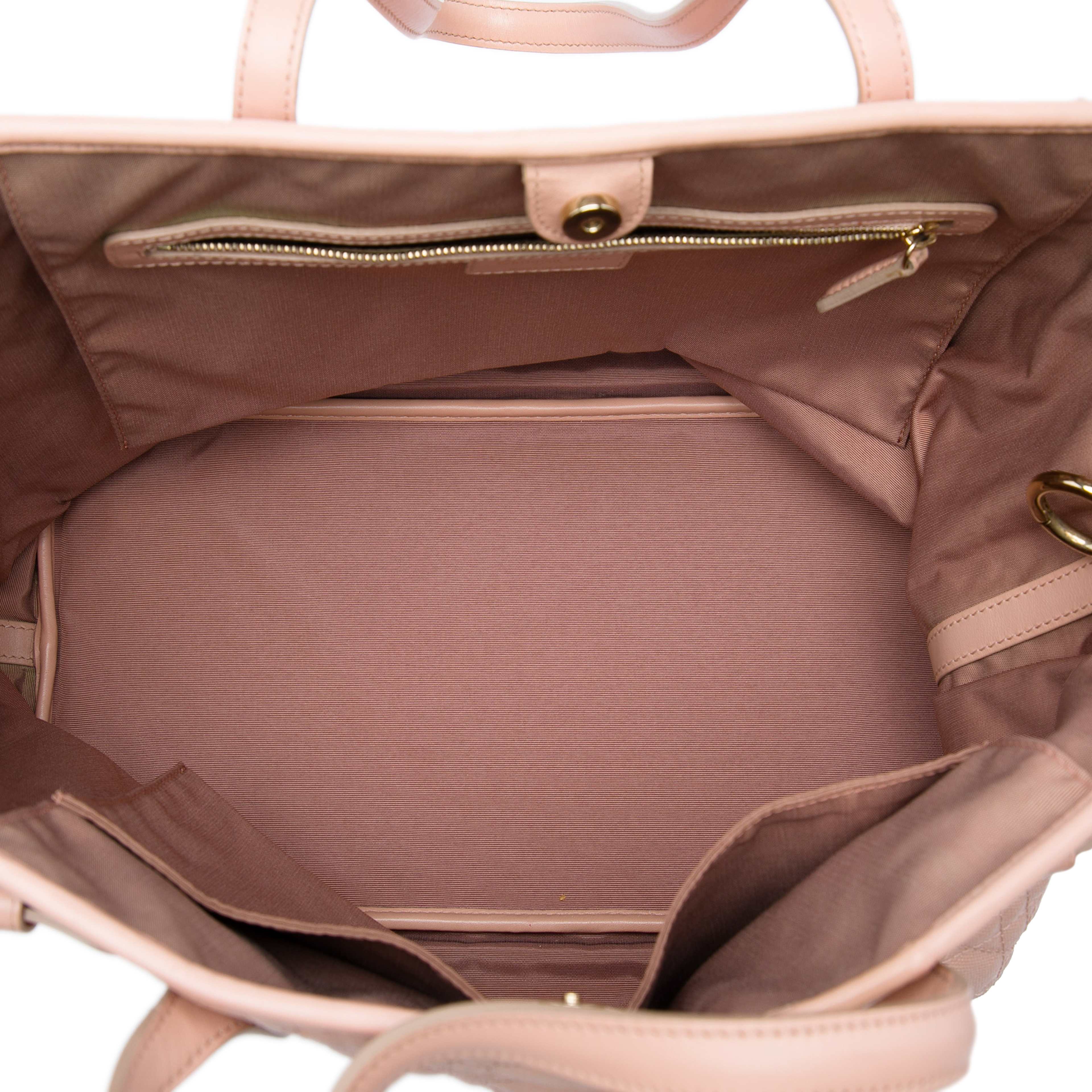 Dior Large Coated Canvas Cannage Panarea Tote, från Luxclusif, i färgen rosa. Klicka för att öppna bilden i stort format