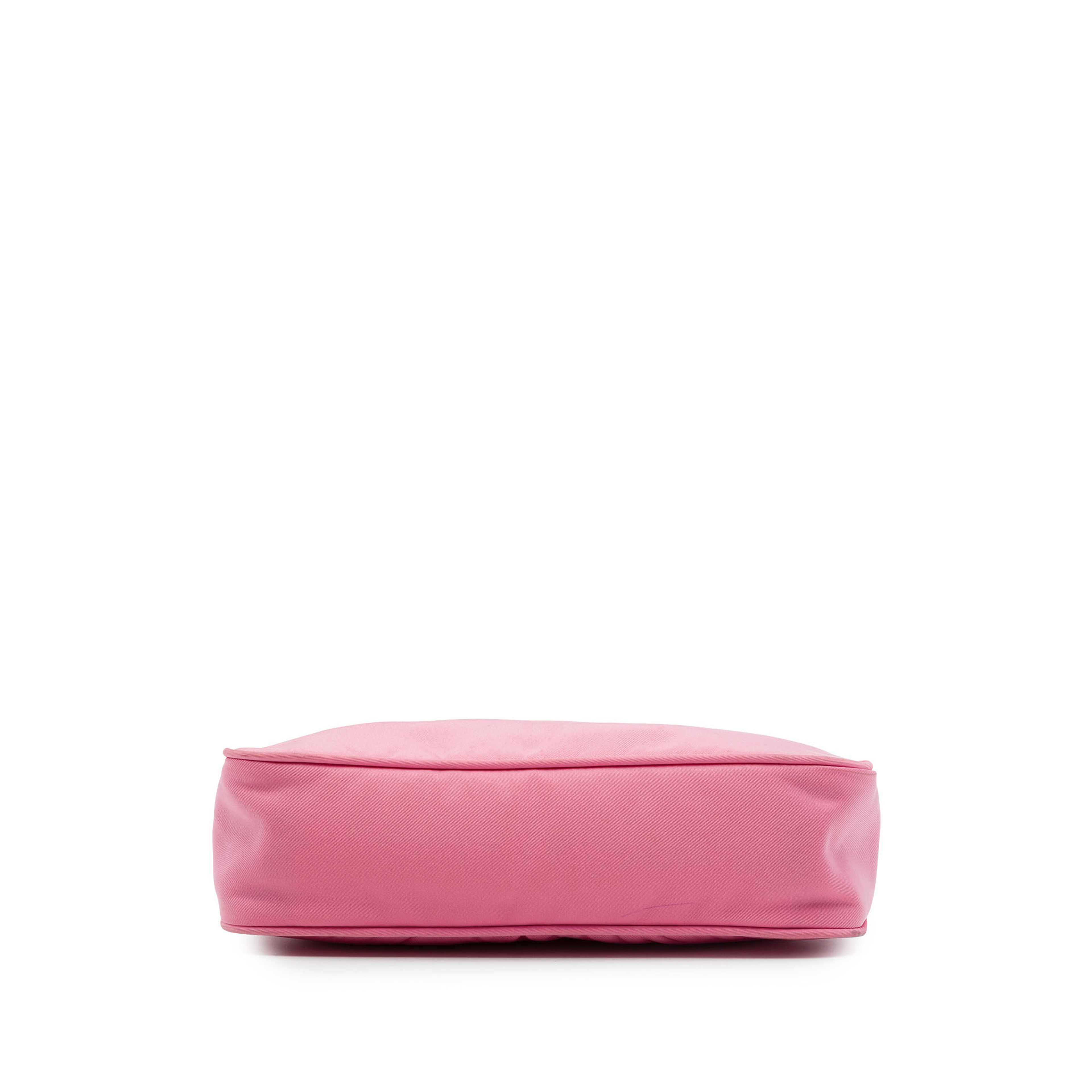 Prada Mini Tessuto Re Edition 2000 Shoulder Bag, från Luxclusif, i färgen rosa. Klicka för att öppna bilden i stort format