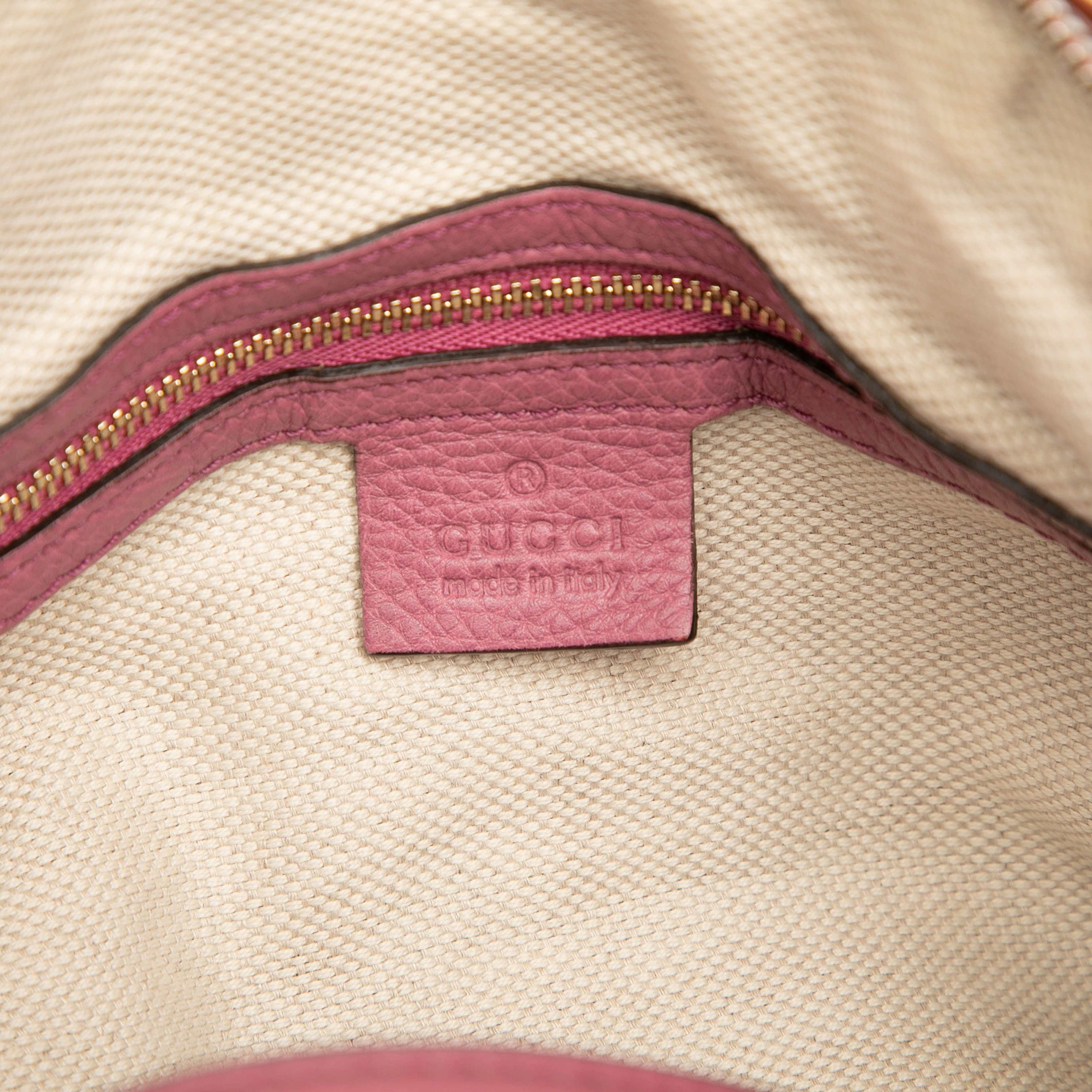 Gucci Medium Pebbled Calfskin Soho Boston Bag, från Luxclusif, i färgen pink. Klicka för att öppna bilden i stort format