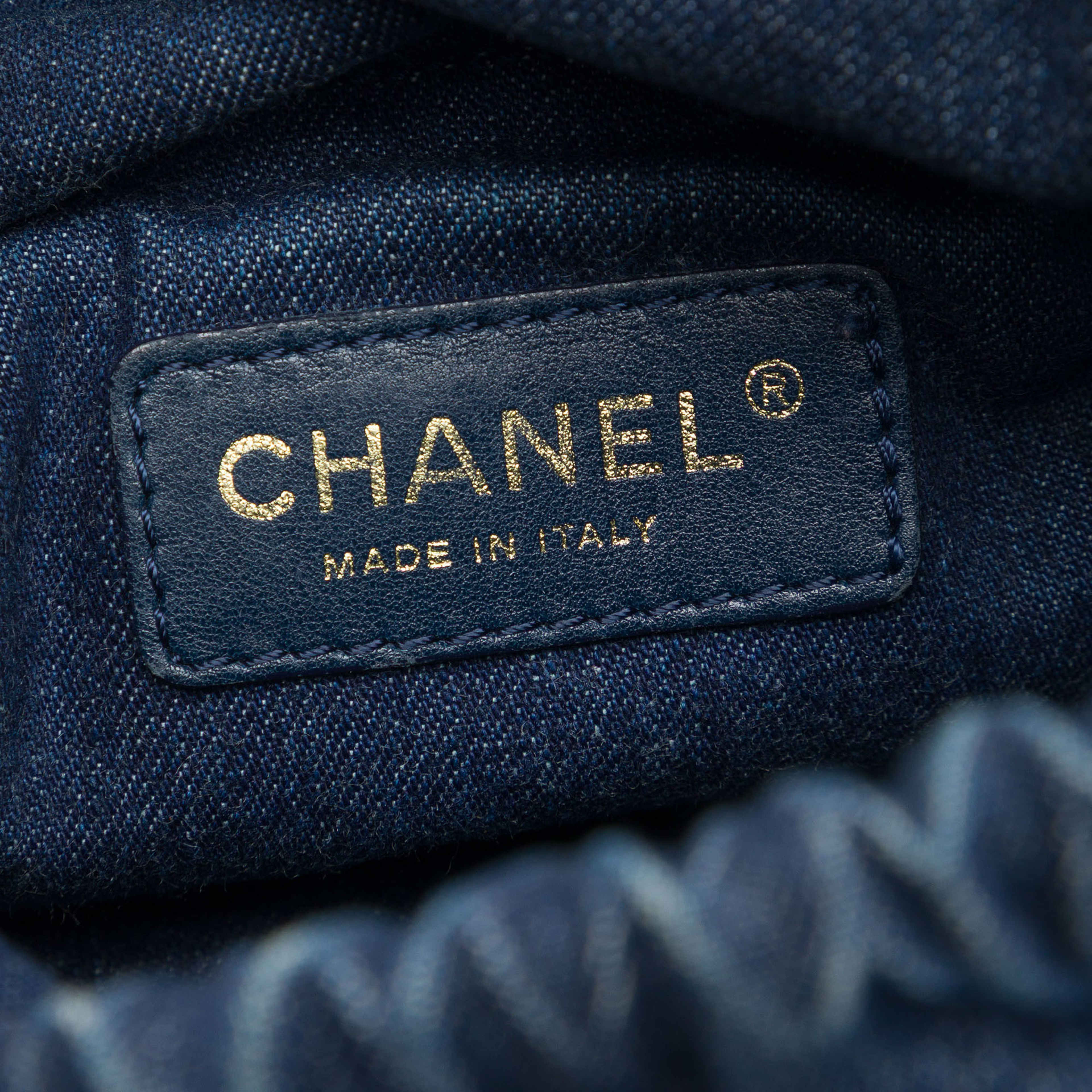 Chanel Cc Woven Denim And Raffia Drawstring Bucket Bag, från Luxclusif, i färgen blå. Klicka för att öppna bilden i stort format