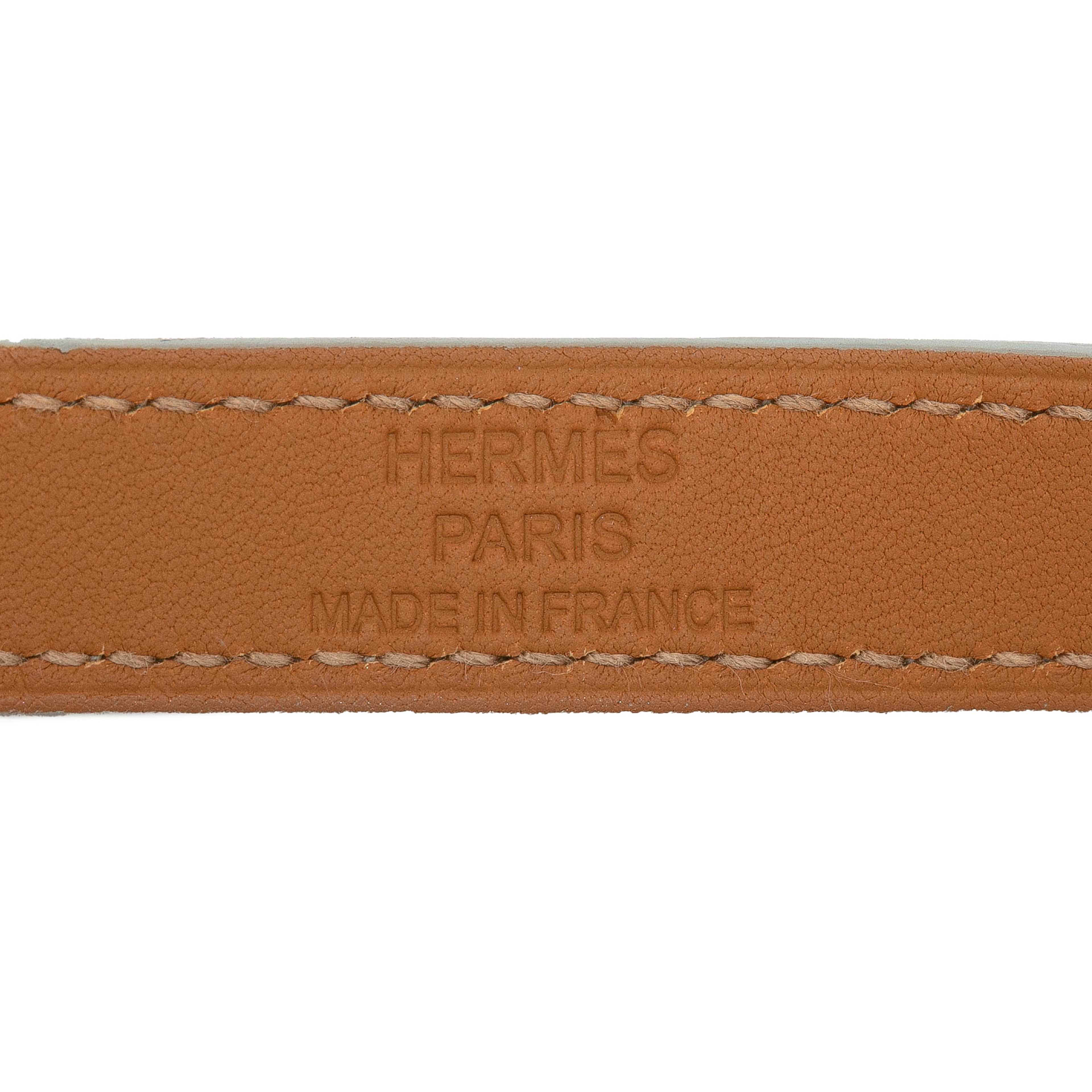 Hermès Leather Kelly Double Tour Bracelet, från Luxclusif, i färgen light gray. Klicka för att öppna bilden i stort format