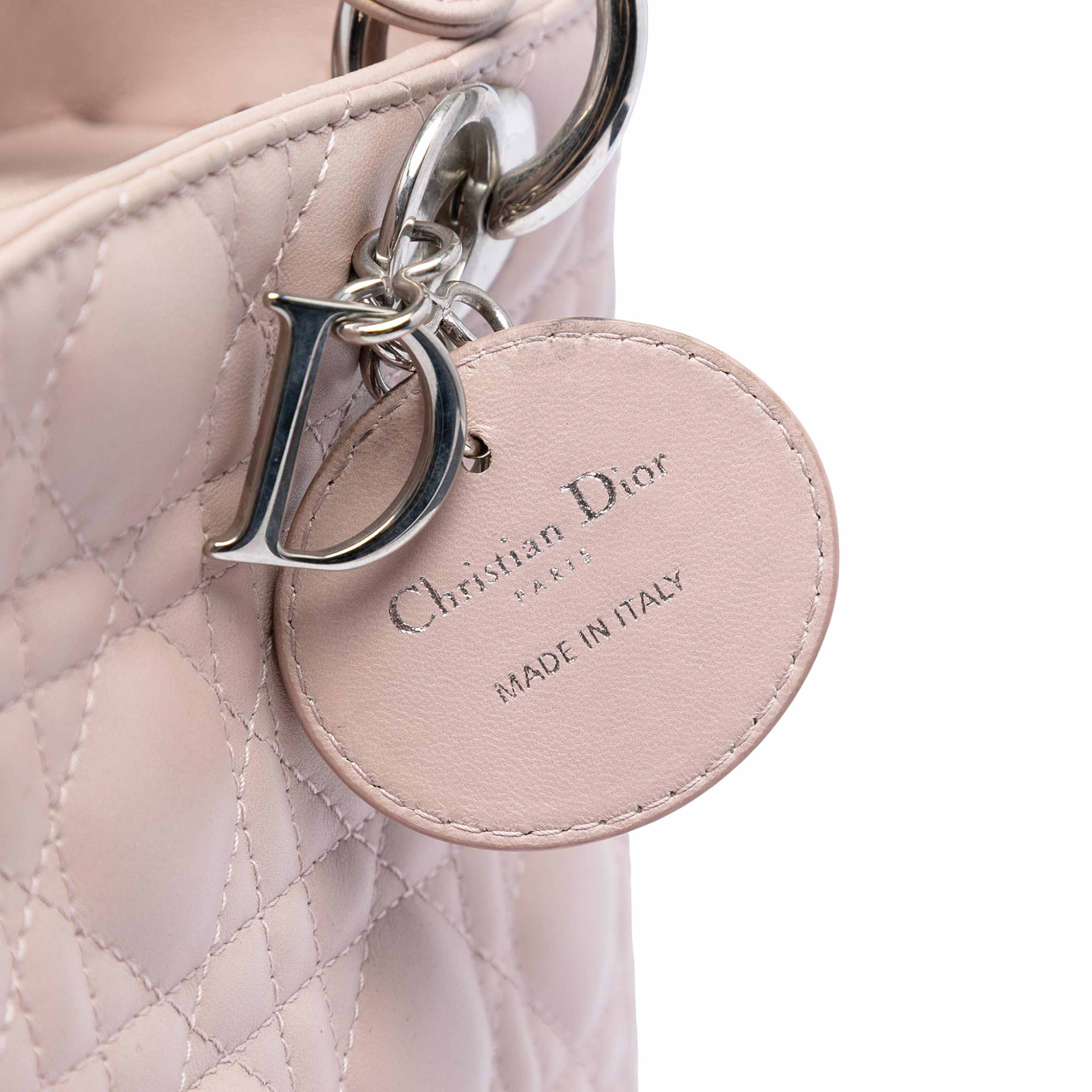 Dior Medium Lambskin Cannage Lady Dior, från Luxclusif, i färgen light pink. Klicka för att öppna bilden i stort format