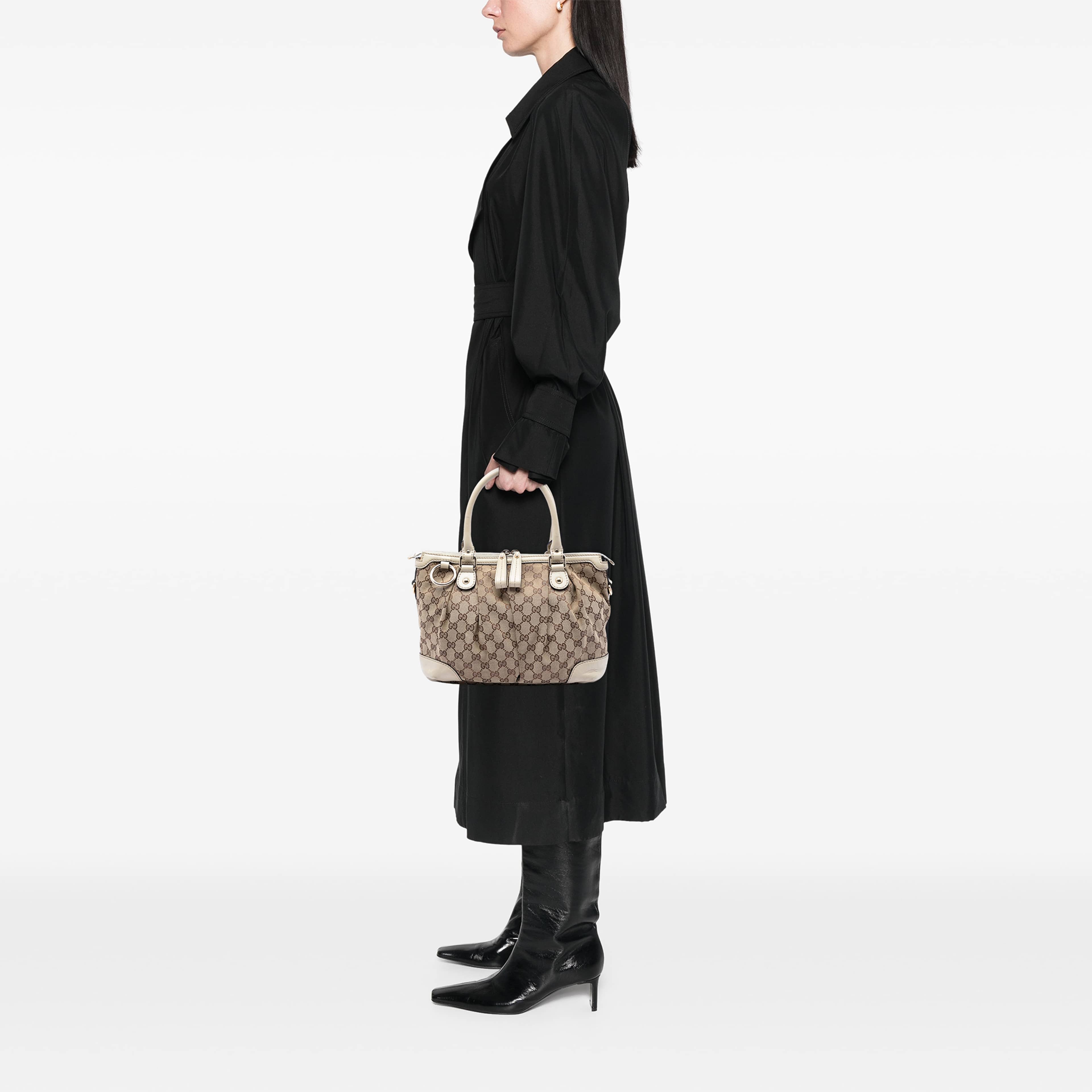 Gucci Gg Canvas Sukey Satchel, från Luxclusif, i färgen vit. Klicka för att öppna bilden i stort format