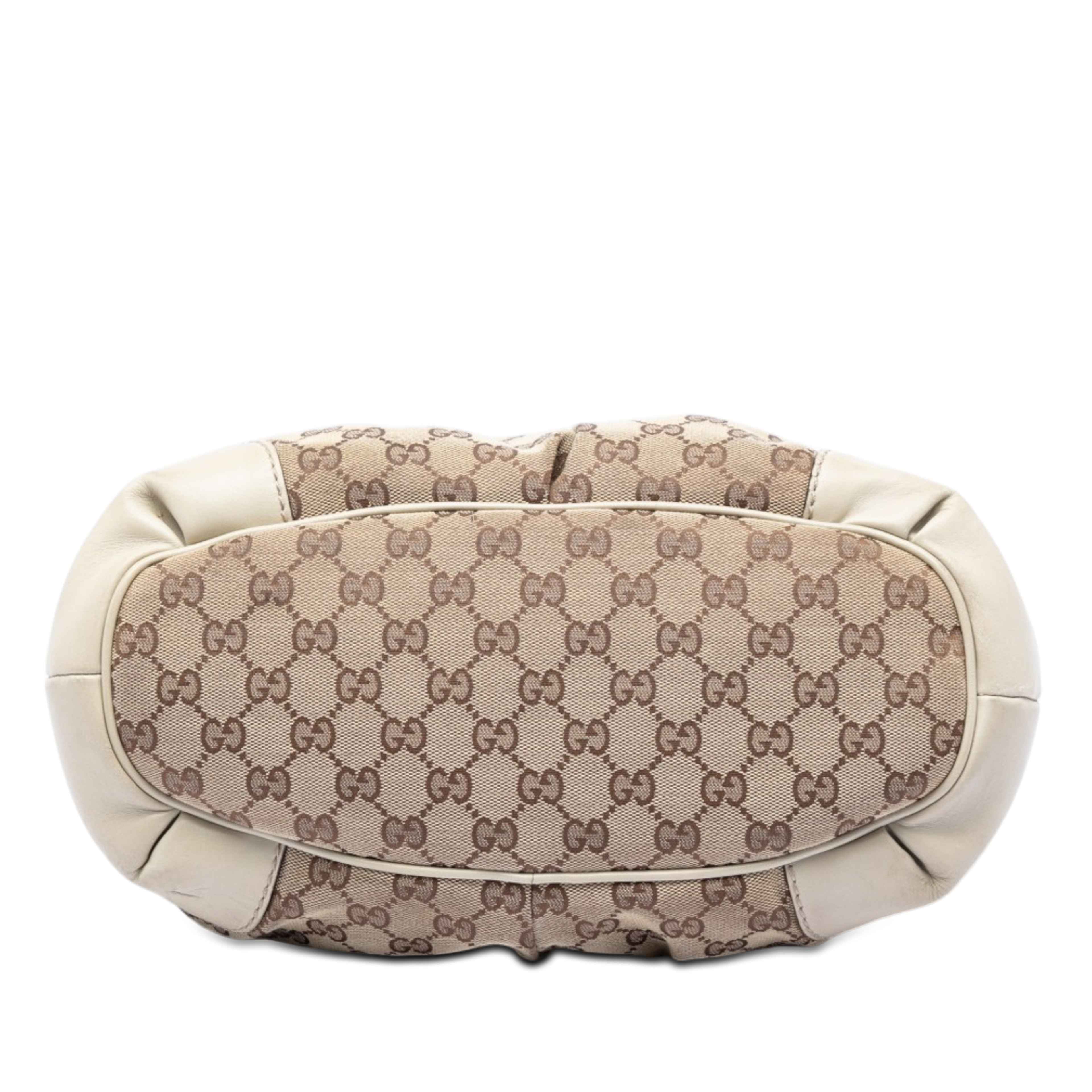 Gucci Gg Canvas Sukey Satchel, från Luxclusif, i färgen vit. Klicka för att öppna bilden i stort format