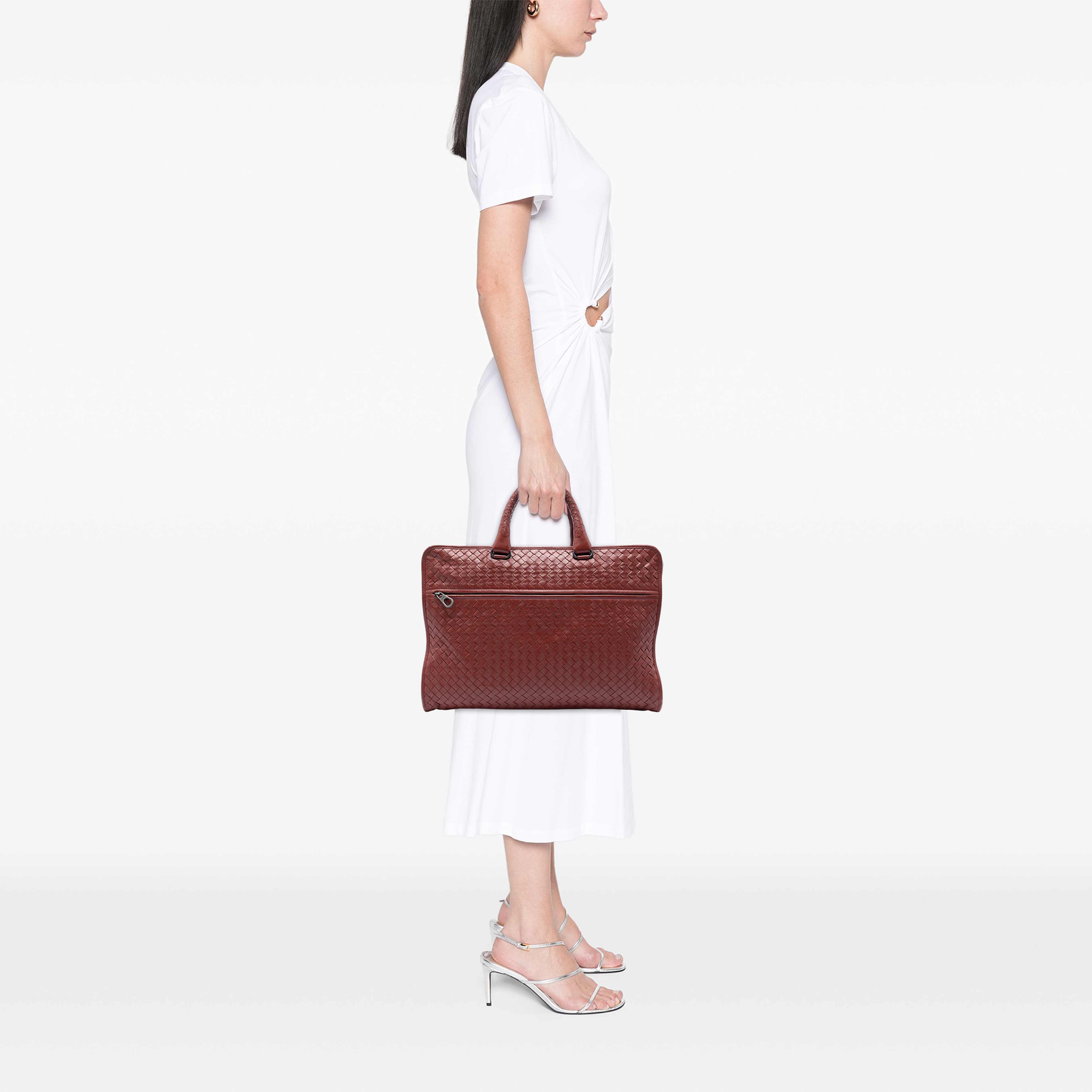 Bottega Veneta Nappa Intrecciato Business Bag, från Luxclusif, i färgen brick. Klicka för att öppna bilden i stort format