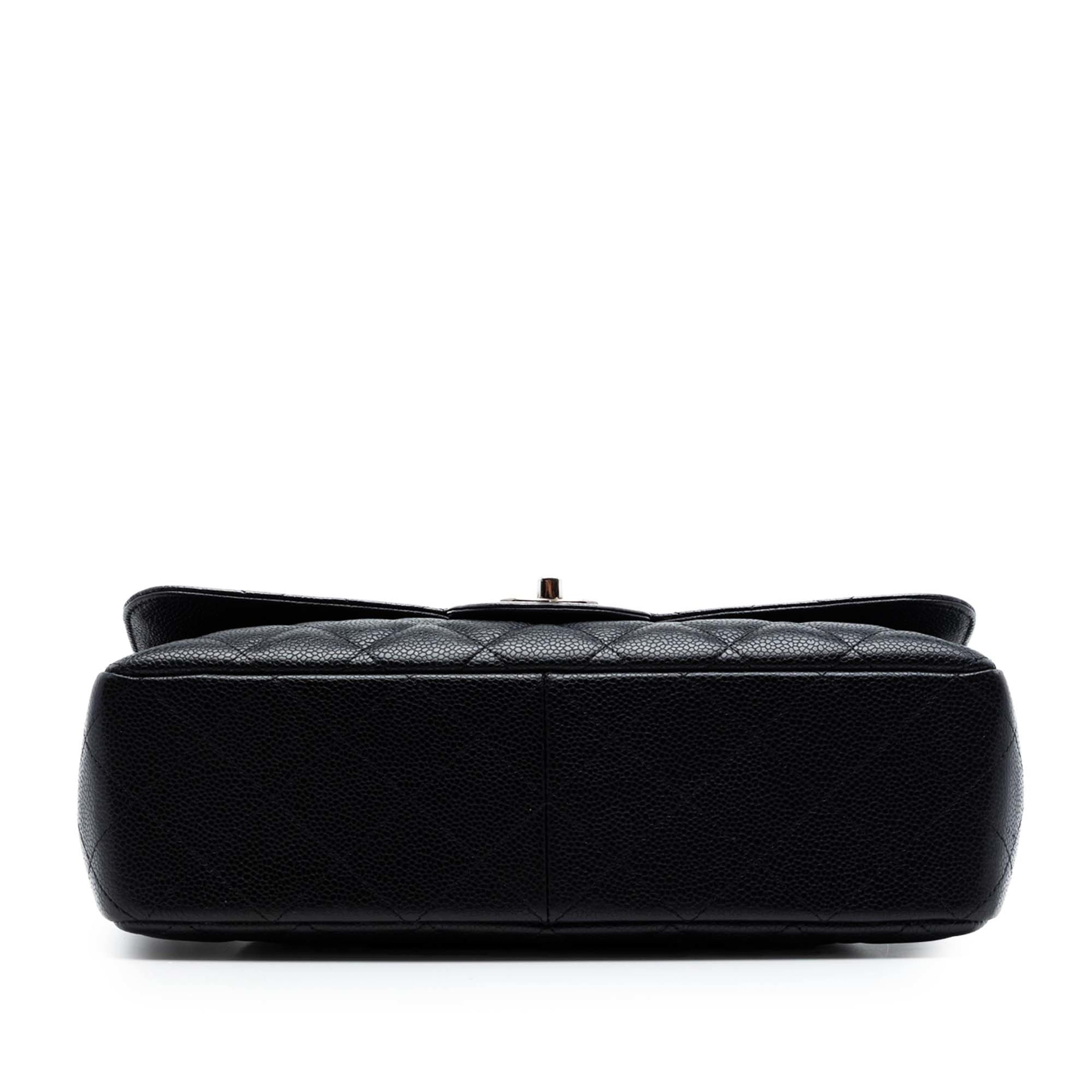 Chanel Jumbo Classic Caviar Single Flap, från Luxclusif, i färgen svart. Klicka för att öppna bilden i stort format