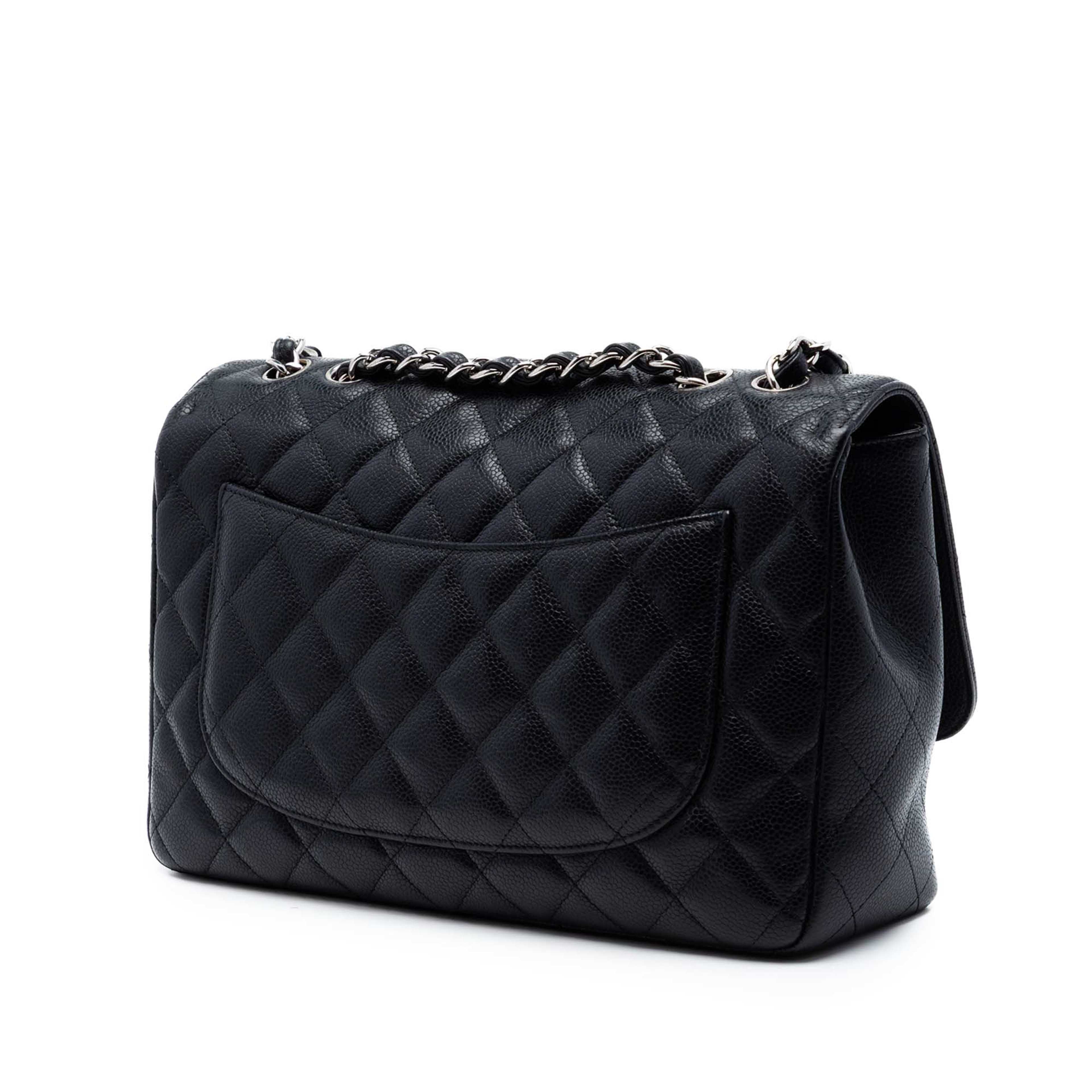 Chanel Jumbo Classic Caviar Single Flap, från Luxclusif, i färgen black. Klicka för att öppna bilden i stort format
