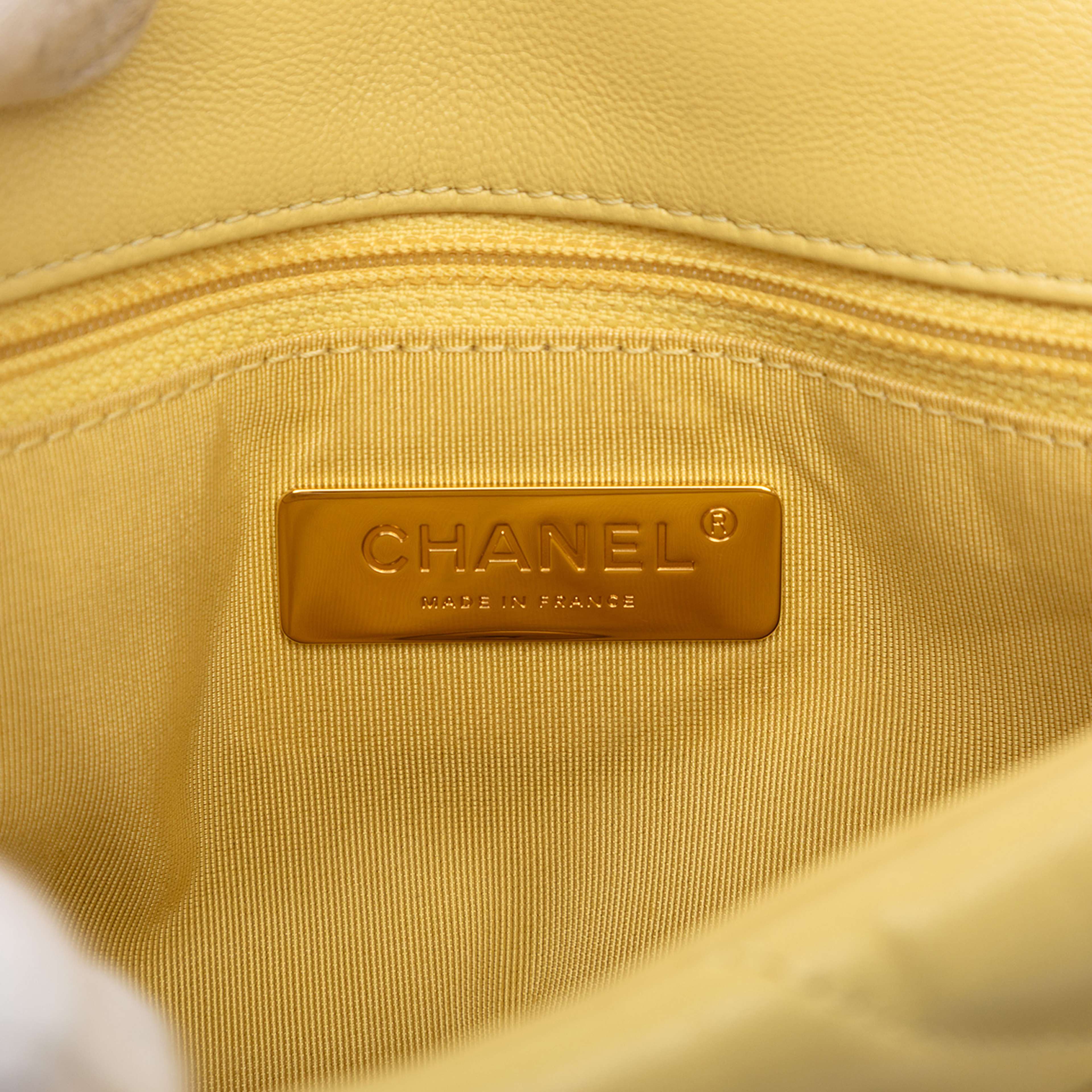 Chanel Medium Lambskin 19 Flap, från Luxclusif, i färgen mustard. Klicka för att öppna bilden i stort format
