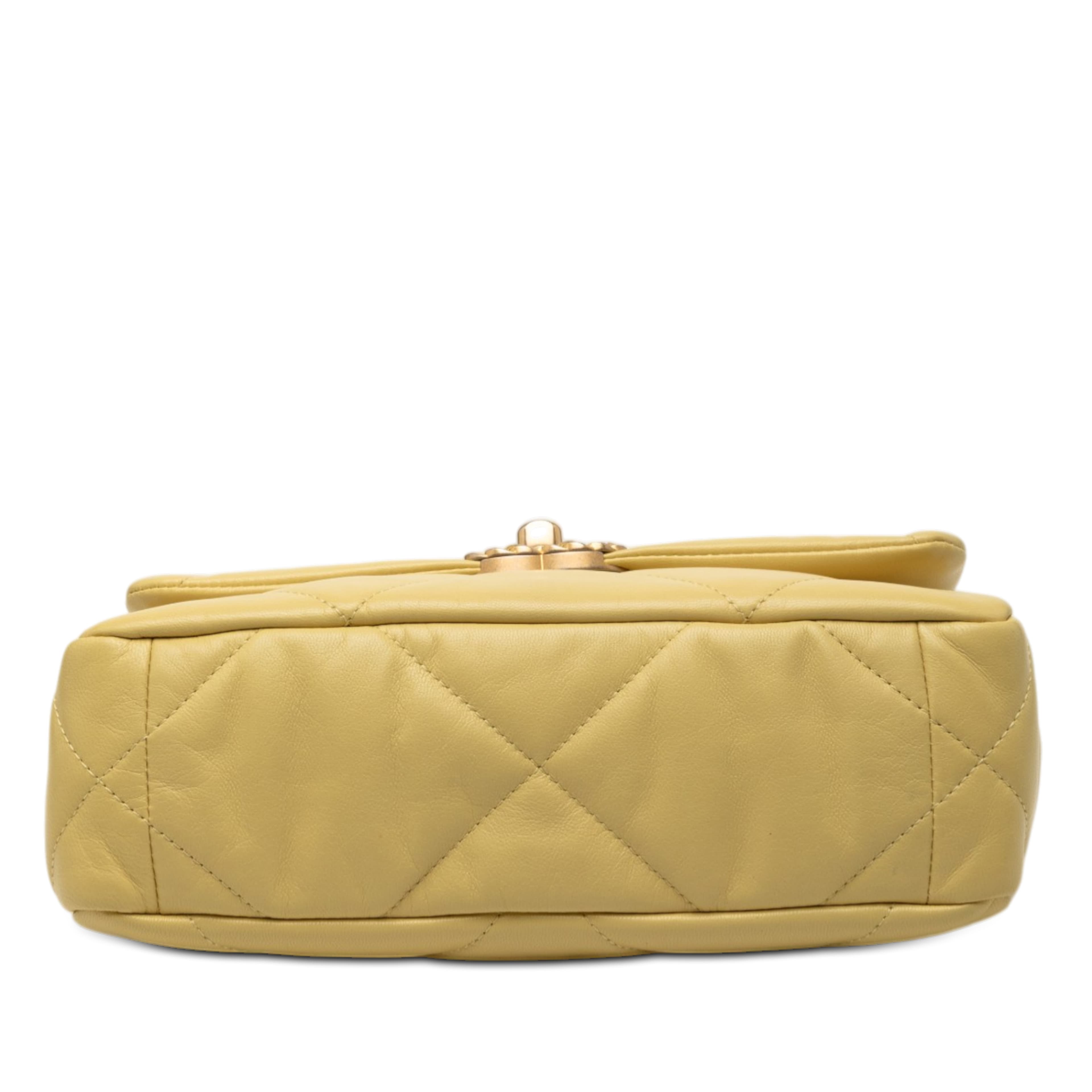 Chanel Medium Lambskin 19 Flap, från Luxclusif, i färgen mustard. Klicka för att öppna bilden i stort format