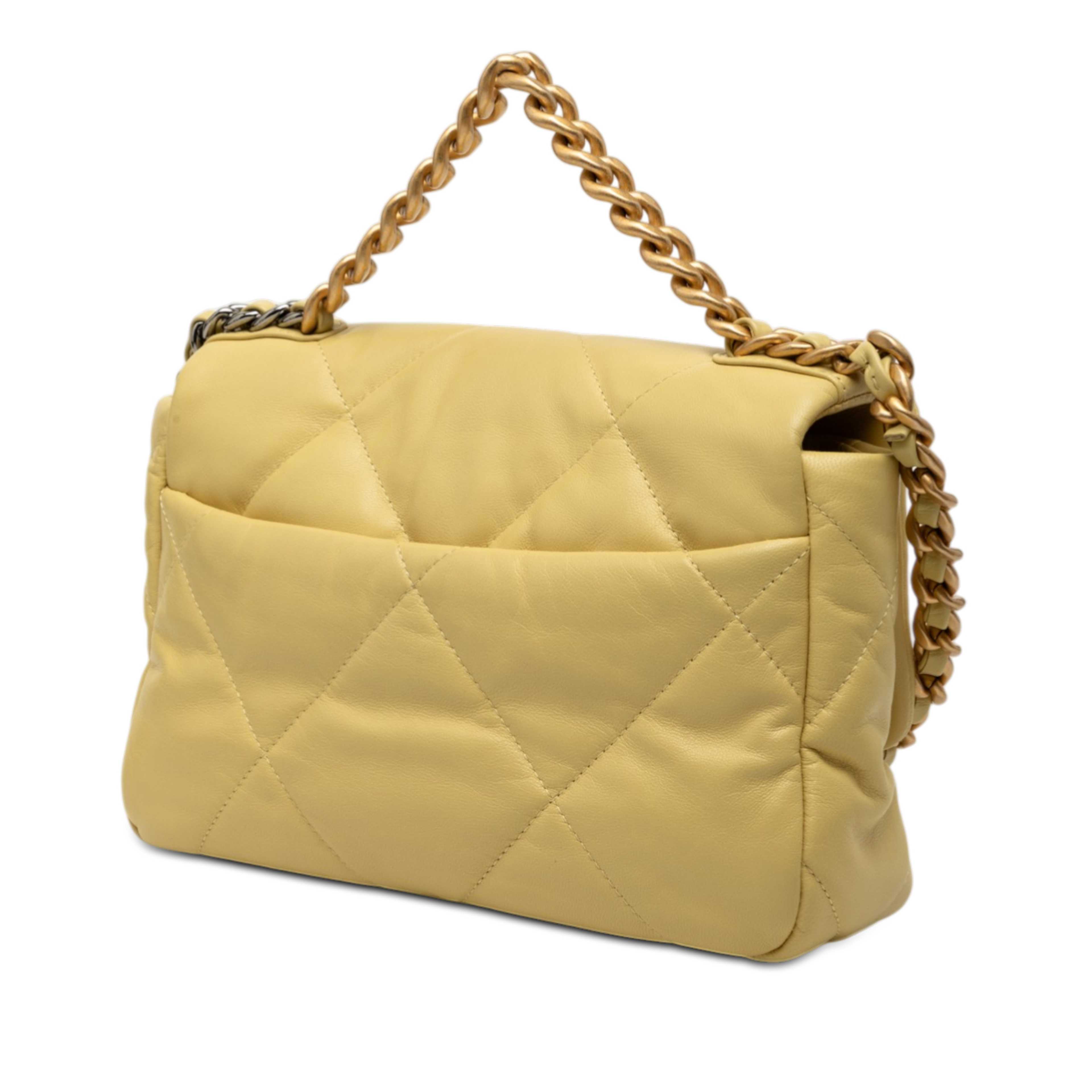 Chanel Medium Lambskin 19 Flap, från Luxclusif, i färgen mustard. Klicka för att öppna bilden i stort format