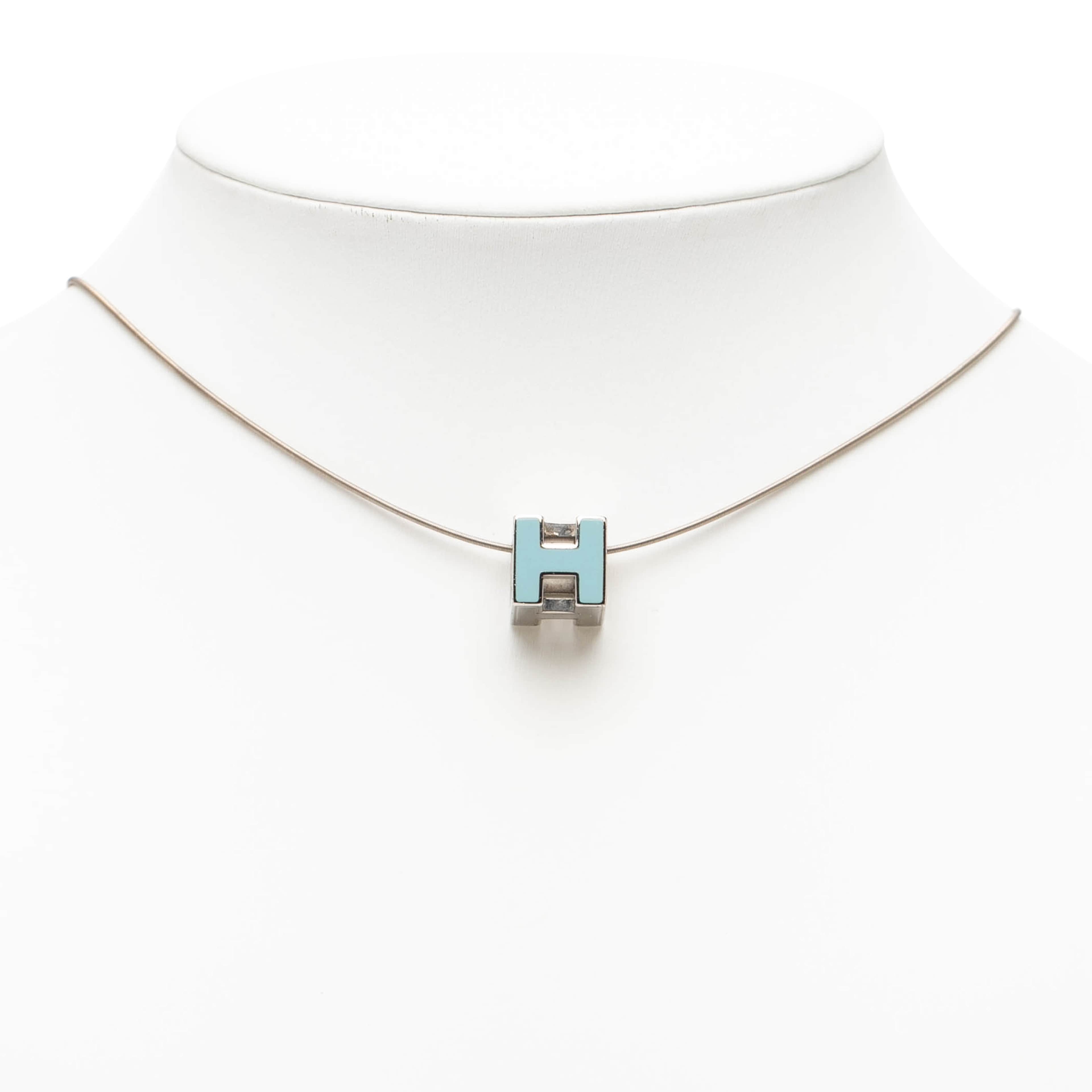 Hermès Palladium Plated Lacquered Cage D H Pendant Necklace, från Luxclusif, i färgen blå. Klicka för att öppna bilden i stort format