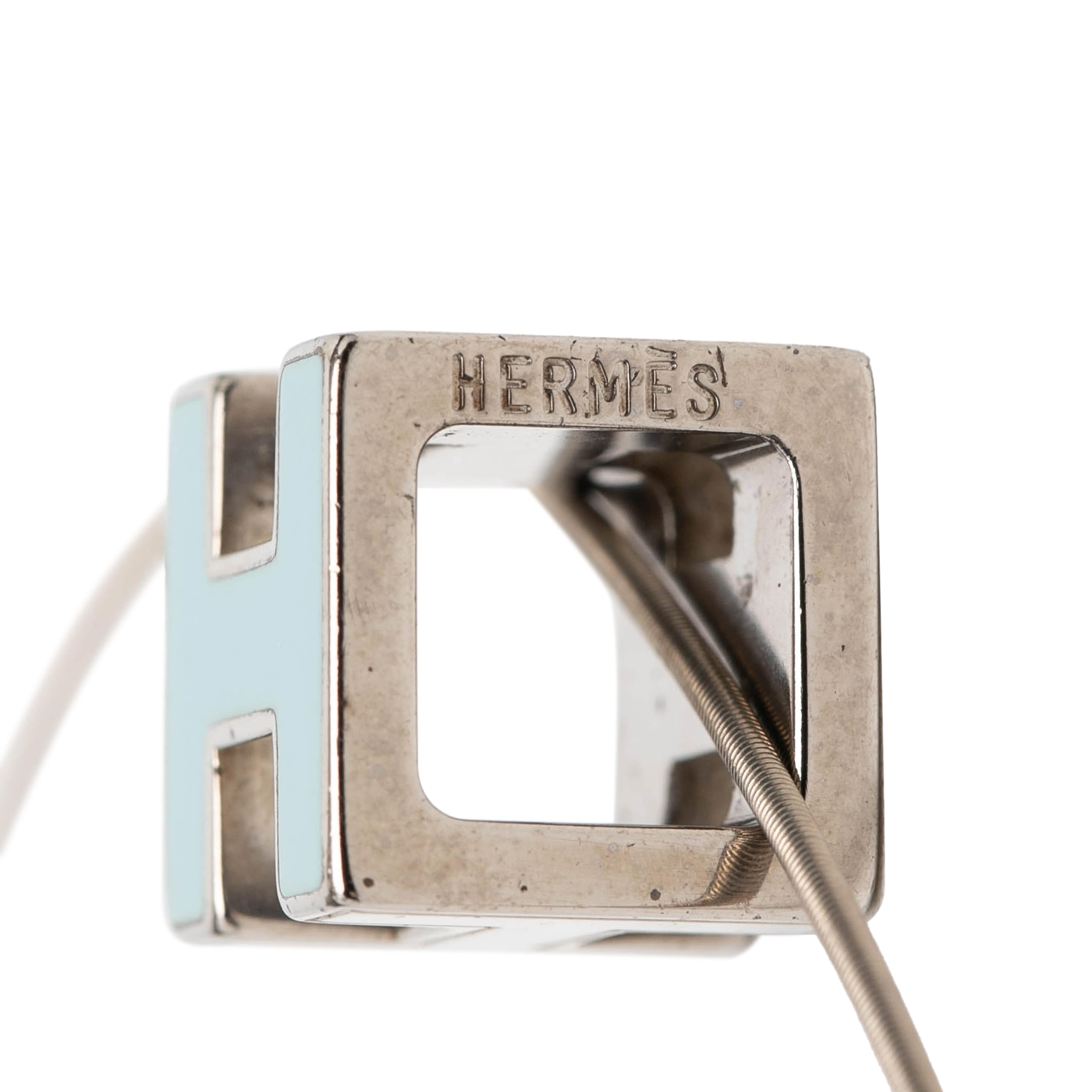 Hermès Palladium Plated Lacquered Cage D H Pendant Necklace, från Luxclusif, i färgen silver. Klicka för att öppna bilden i stort format