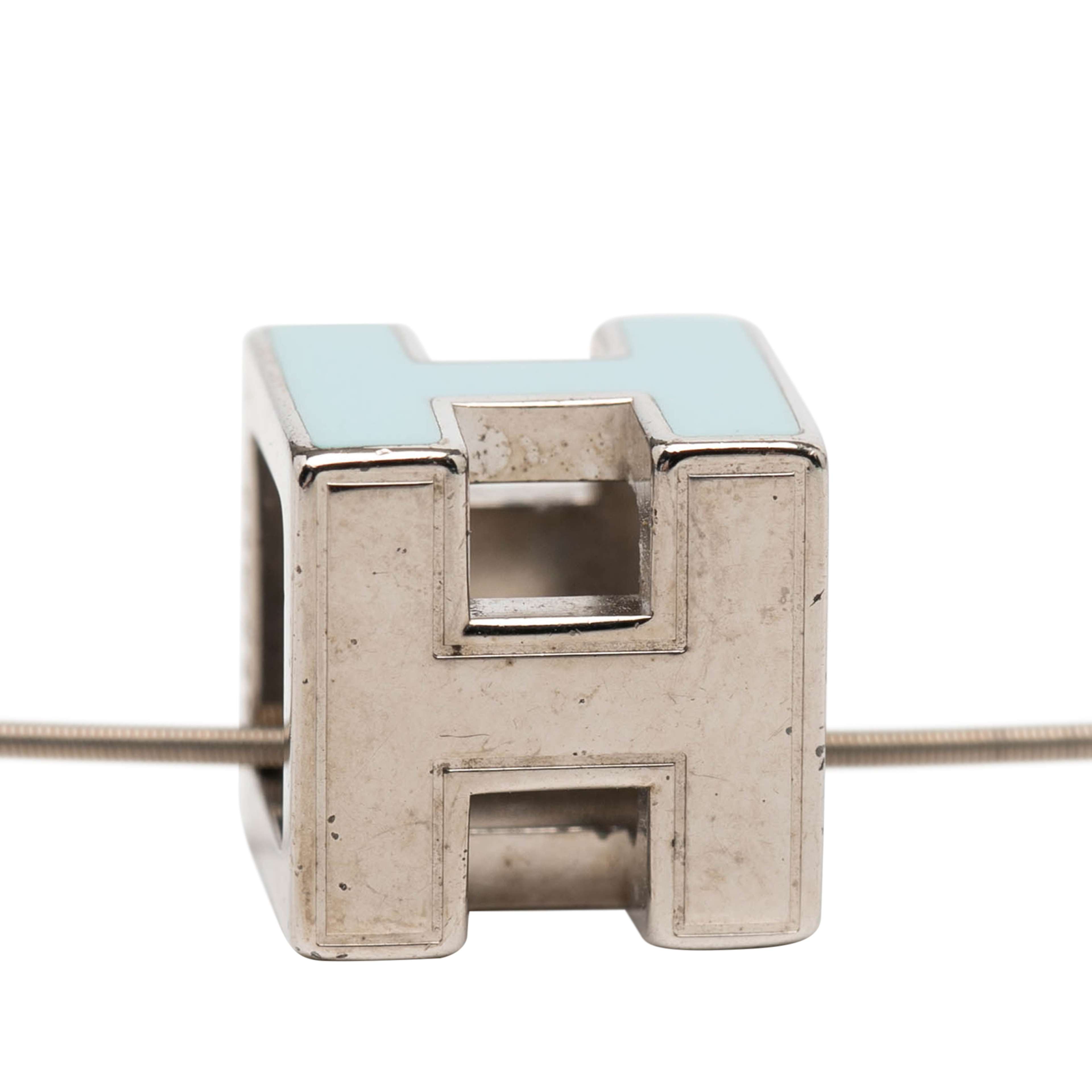 Hermès Palladium Plated Lacquered Cage D H Pendant Necklace, från Luxclusif, i färgen blå. Klicka för att öppna bilden i stort format