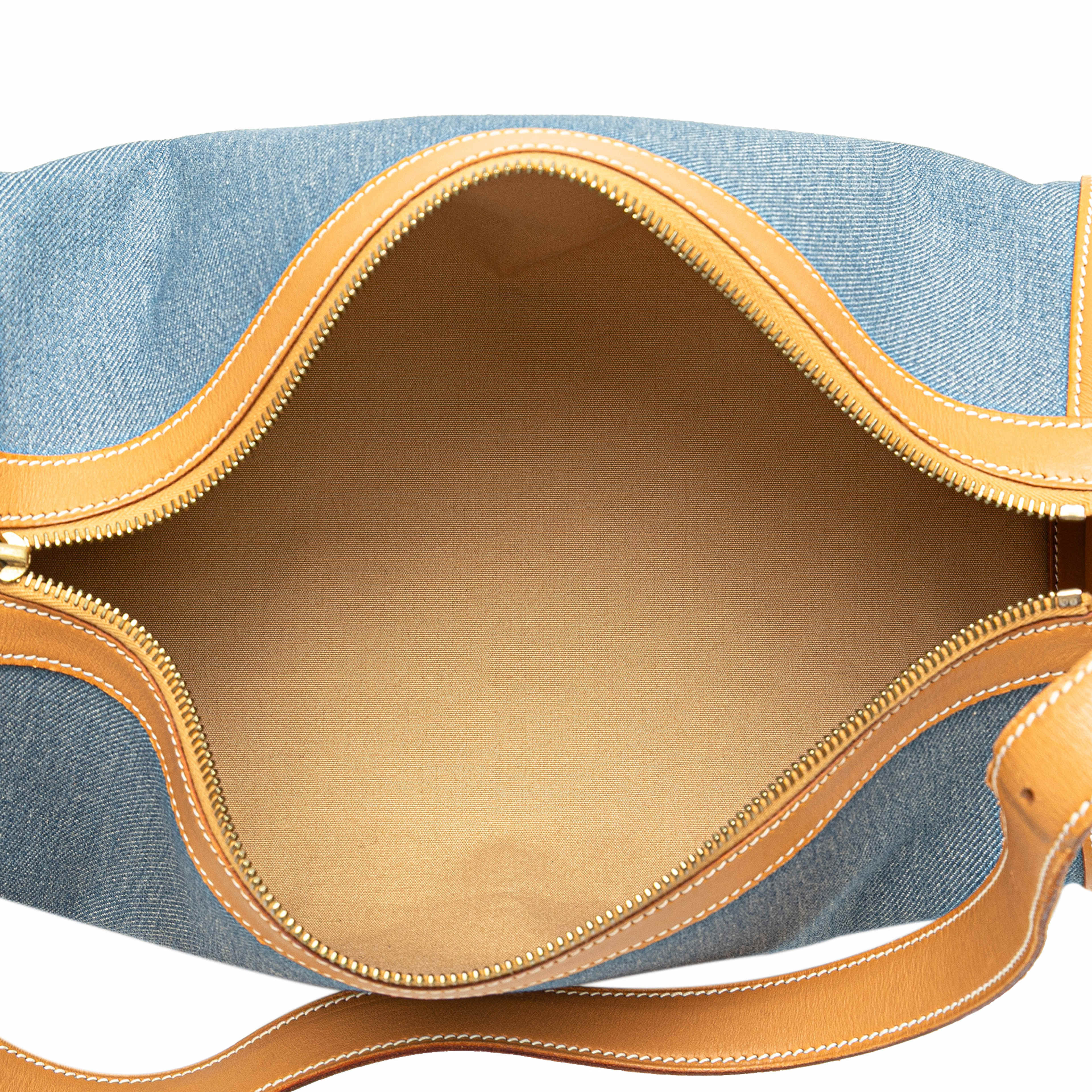 Hermès Denim And Calfskin Sac Doremi 33, från Luxclusif, i färgen denim. Klicka för att öppna bilden i stort format