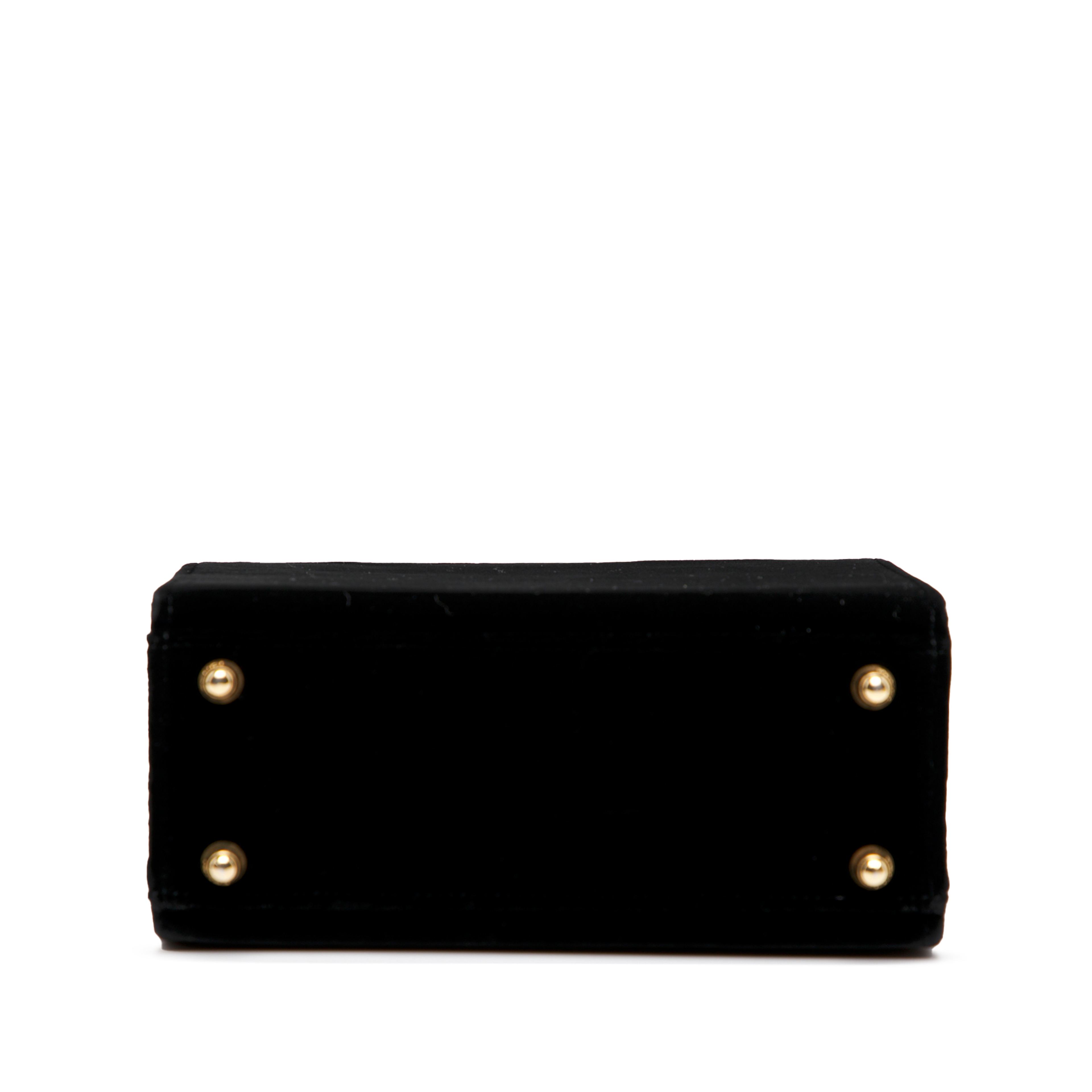 Fendi Velvet Push Lock Box Satchel, från Luxclusif, i färgen black. Klicka för att öppna bilden i stort format