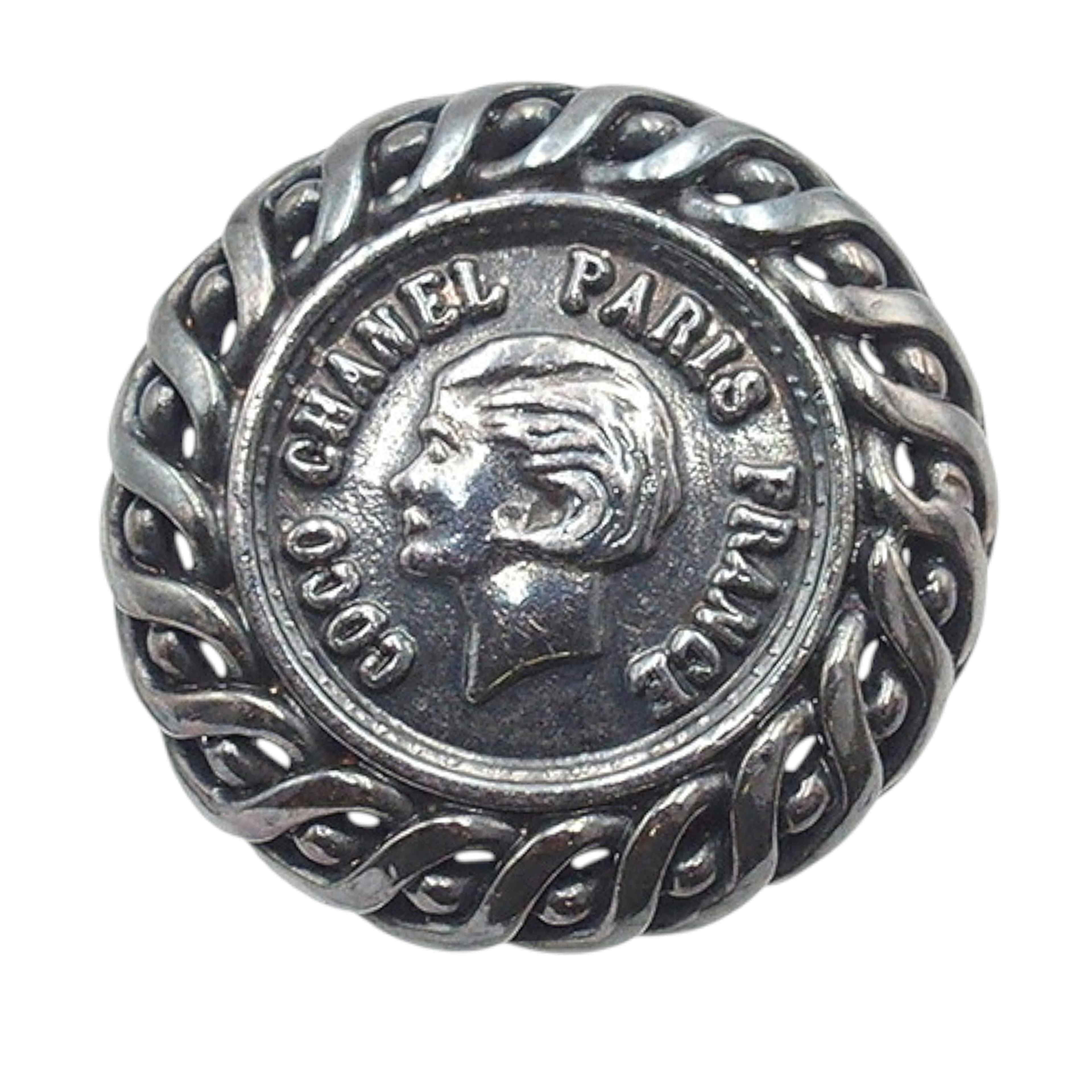 Chanel Gunmetal Plated Medallion Clip On Earrings, från Luxclusif, i färgen black. Klicka för att öppna bilden i stort format