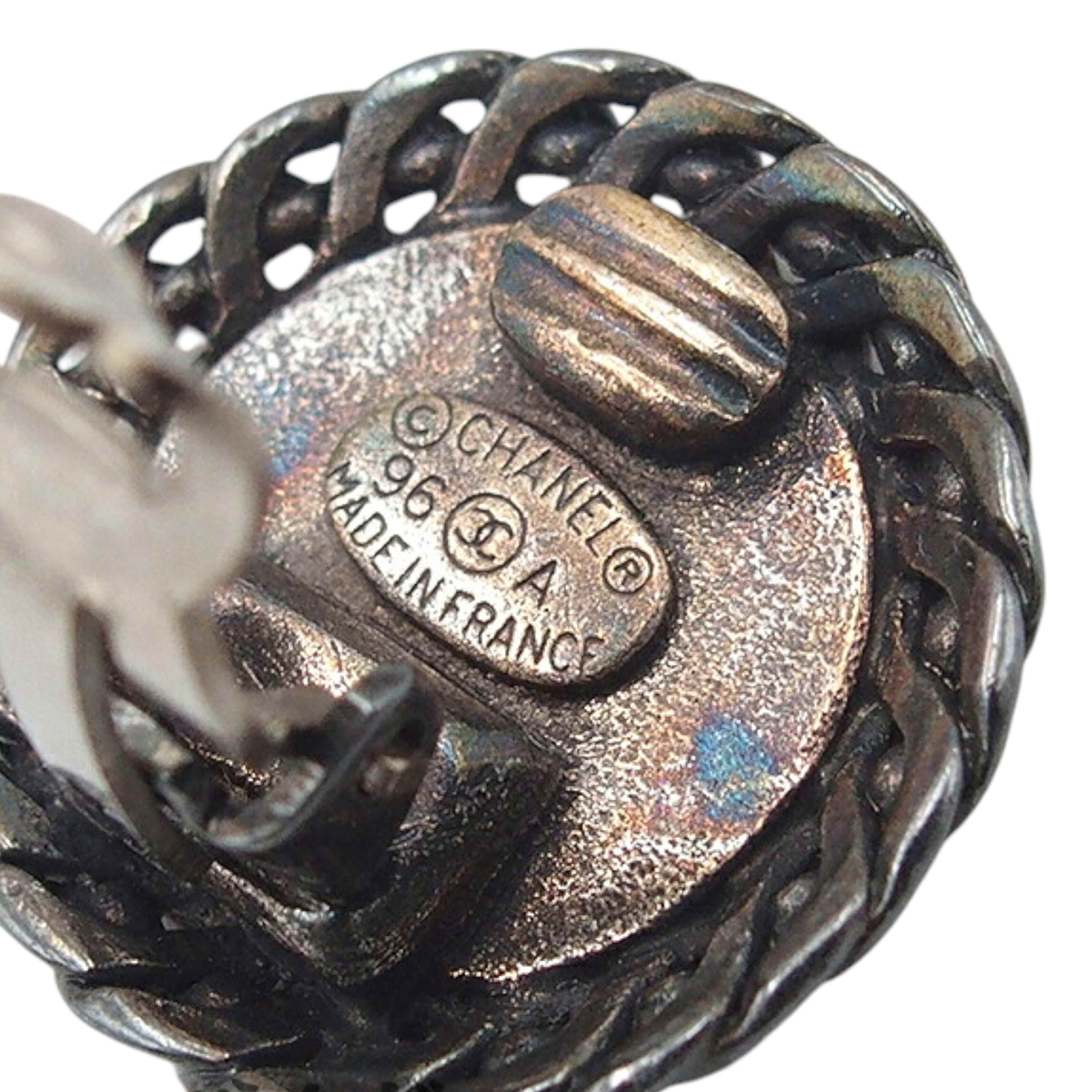 Chanel Gunmetal Plated Medallion Clip On Earrings, från Luxclusif, i färgen black. Klicka för att öppna bilden i stort format