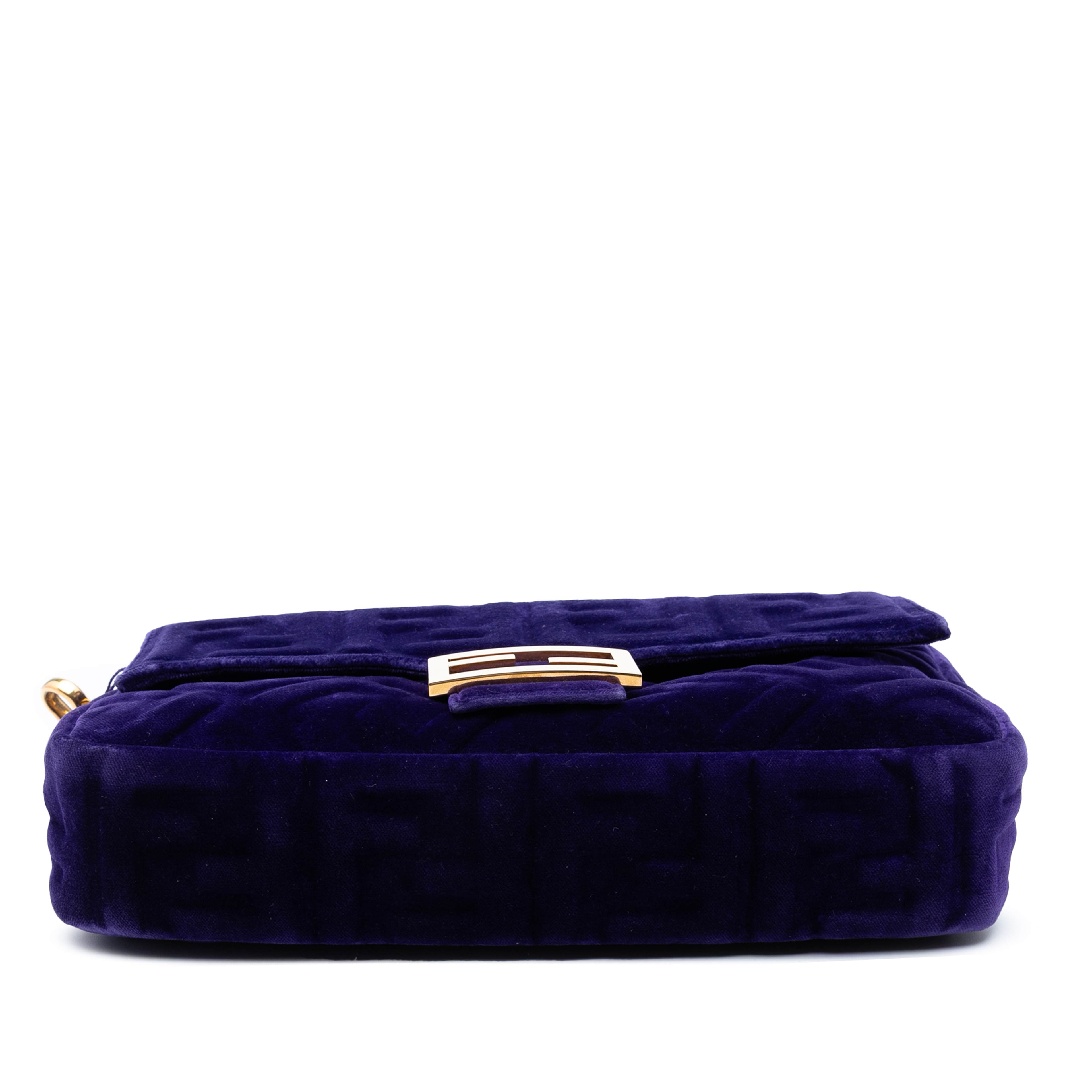 Fendi Zucca Embossed Velvet Baguette Satchel, från Luxclusif, i färgen dark purple. Klicka för att öppna bilden i stort format