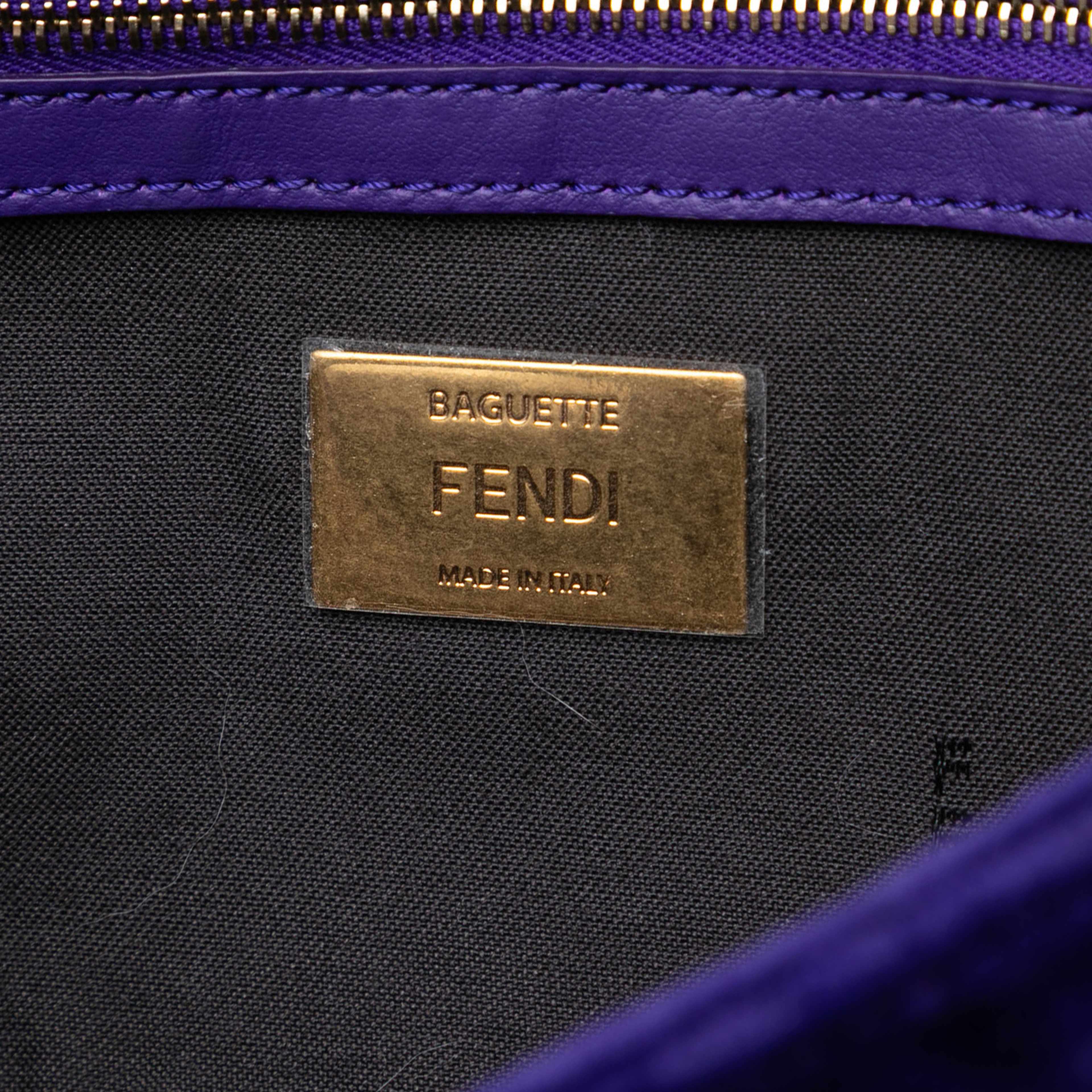 Fendi Zucca Embossed Velvet Baguette Satchel, från Luxclusif, i färgen dark purple. Klicka för att öppna bilden i stort format