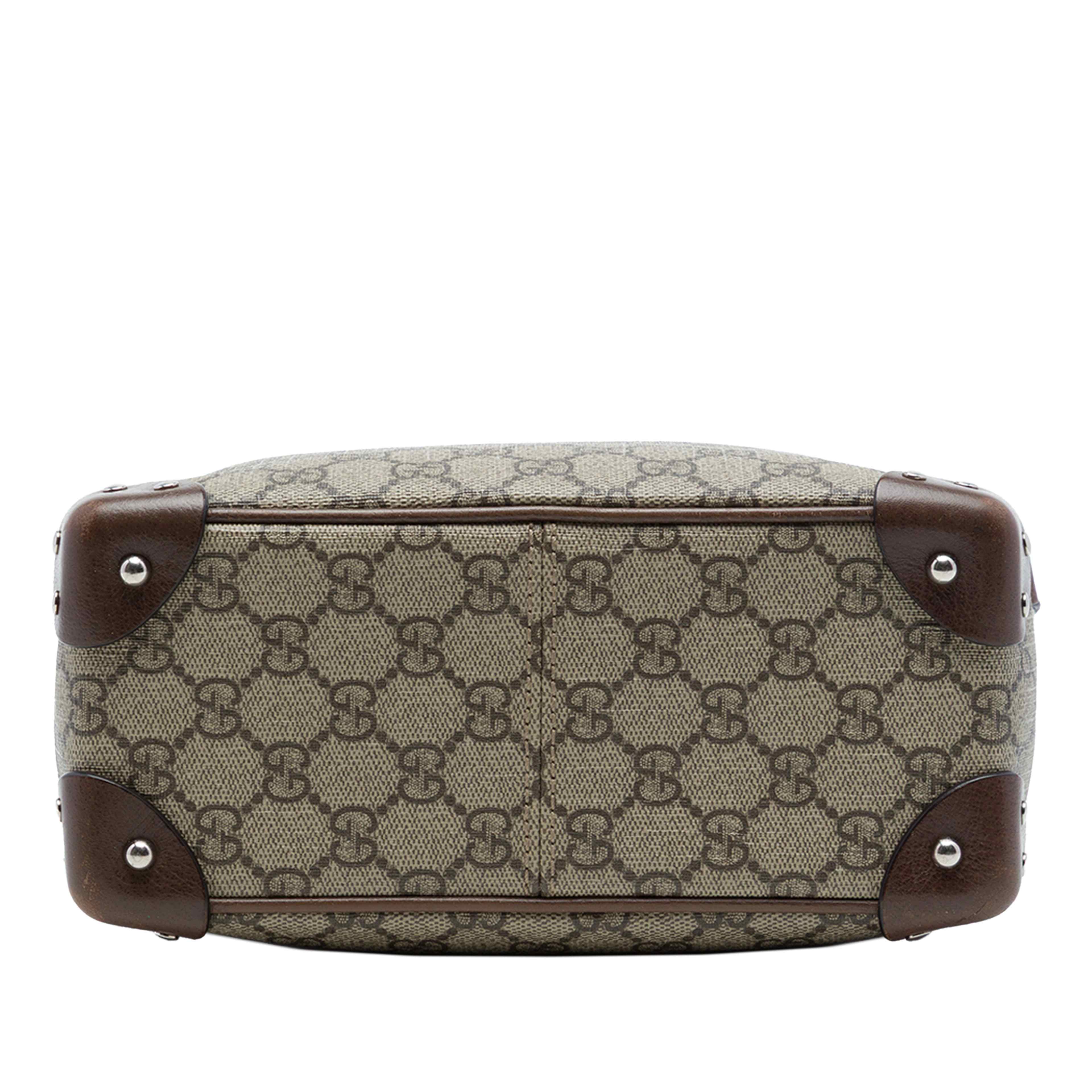 Gucci Gg Supreme Soft Trunk Crossbody, från Luxclusif, i färgen beige. Klicka för att öppna bilden i stort format
