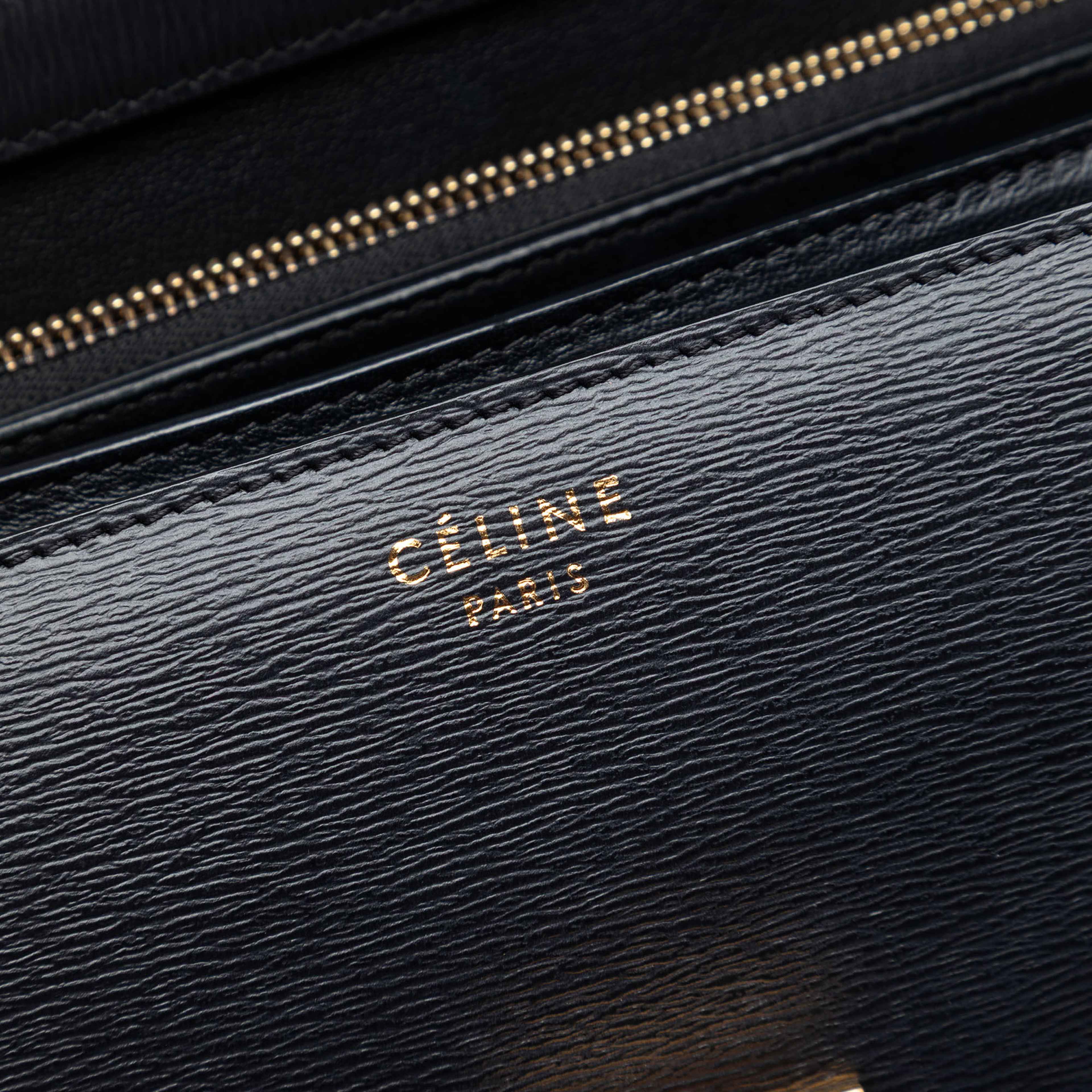 Celine Medium Liege Calfskin Classic Box, från Luxclusif, i färgen black. Klicka för att öppna bilden i stort format