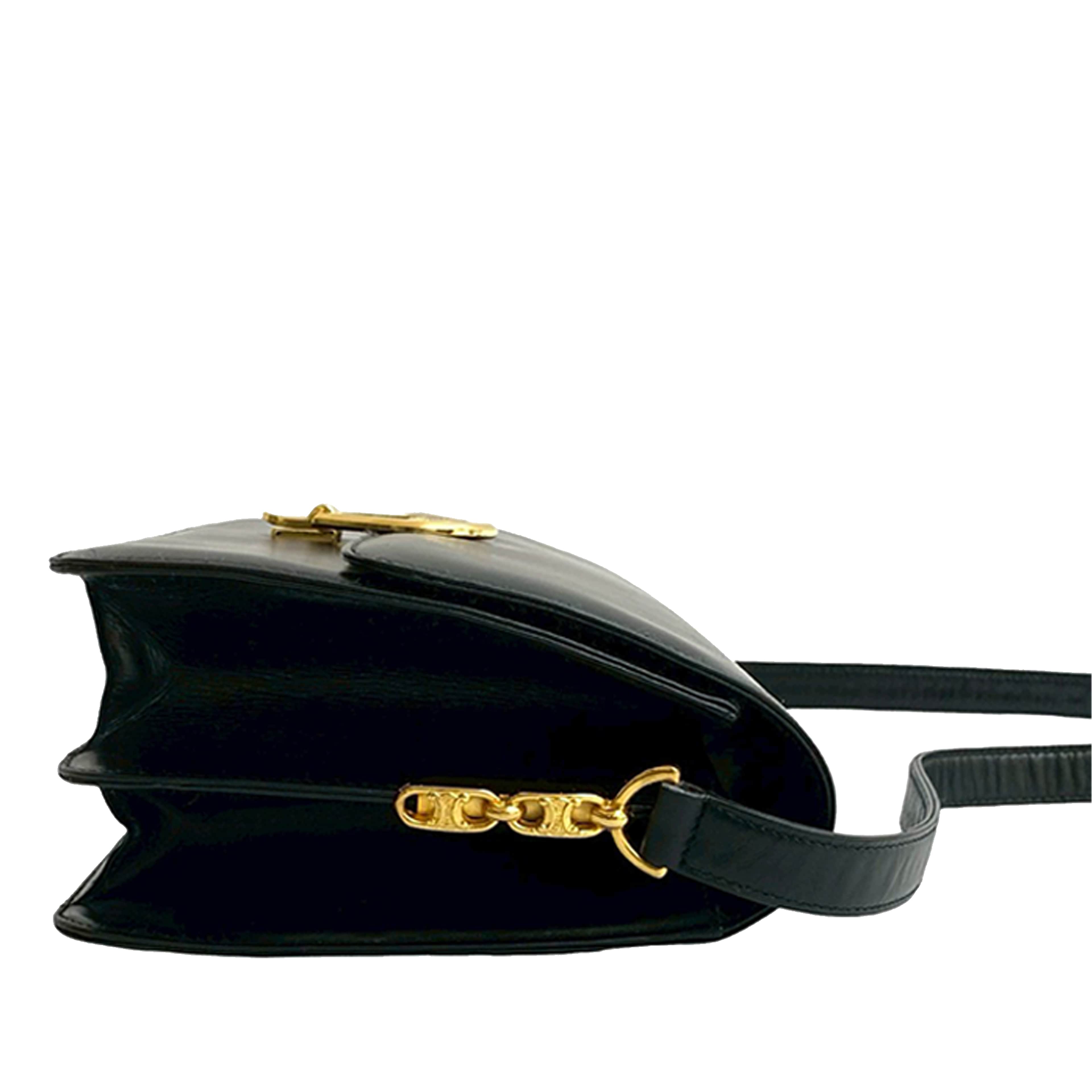 Celine Calfskin Horse Carriage Shoulder Bag, från Luxclusif, i färgen black. Klicka för att öppna bilden i stort format