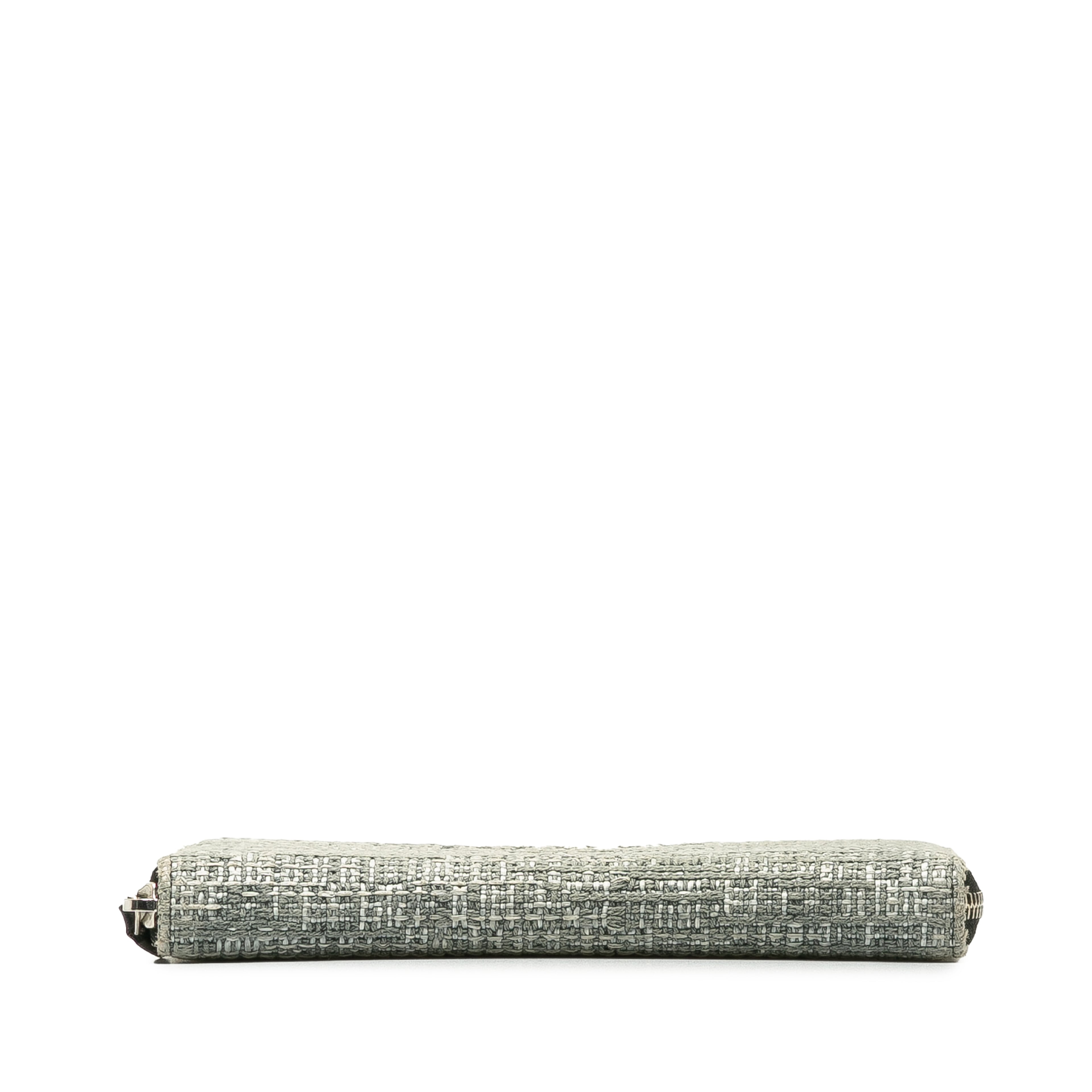 Chanel Tweed Deauville Continental Wallet, från Luxclusif, i färgen gray.