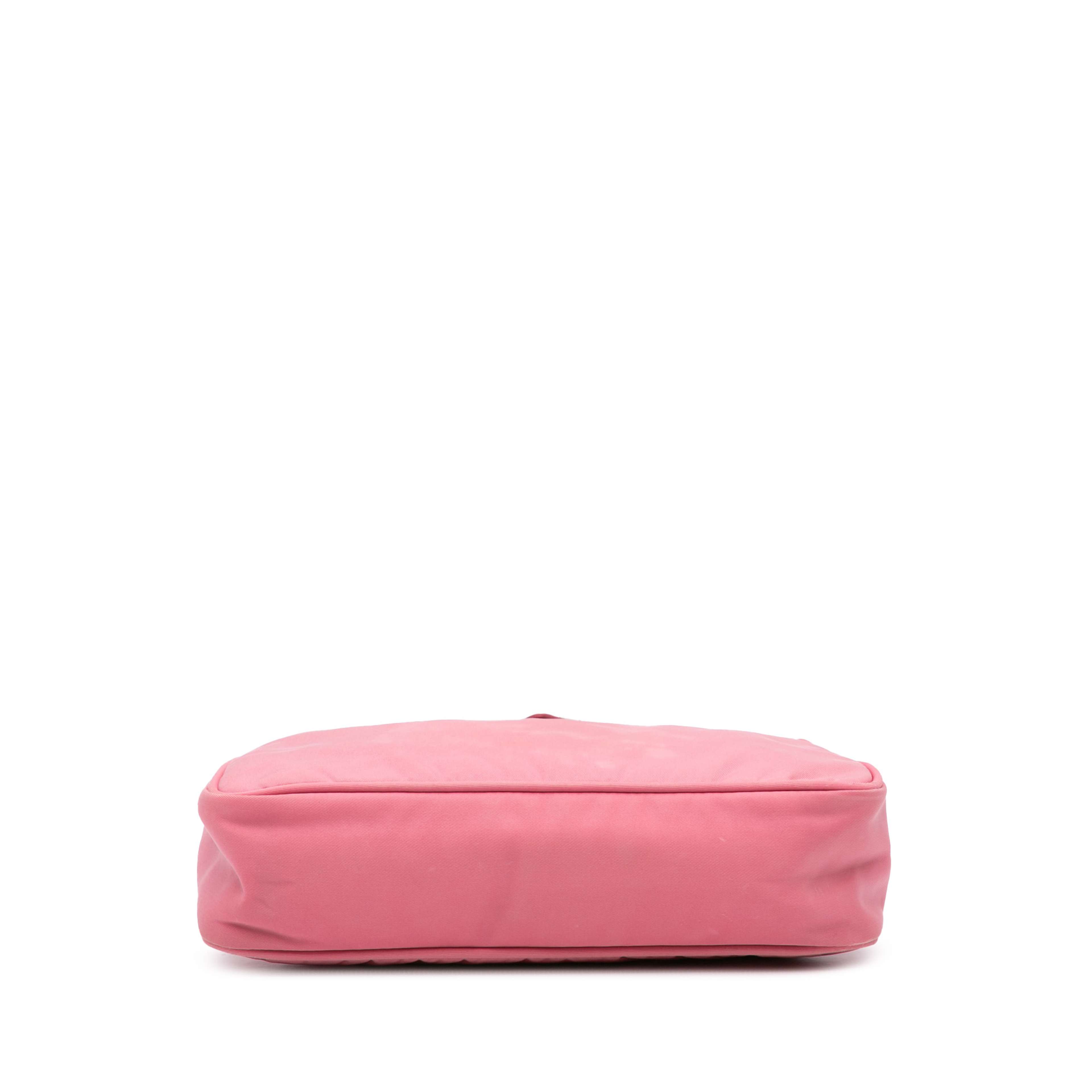 Prada Mini Tessuto Re Edition 2000 Shoulder Bag, från Luxclusif, i färgen rosa. Klicka för att öppna bilden i stort format