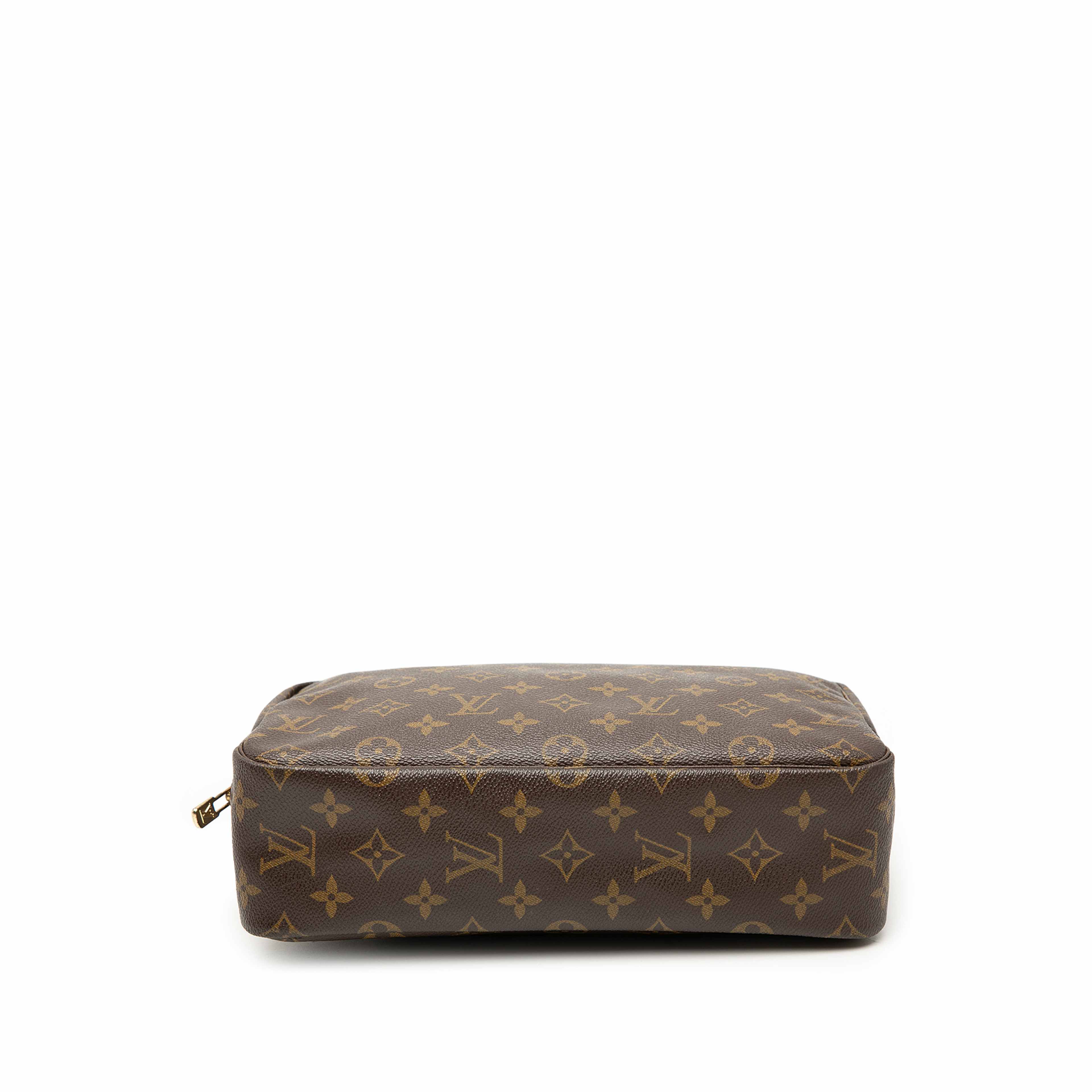 Louis Vuitton Monogram Trousse Toilette 28, från Luxclusif, i färgen brown. Klicka för att öppna bilden i stort format