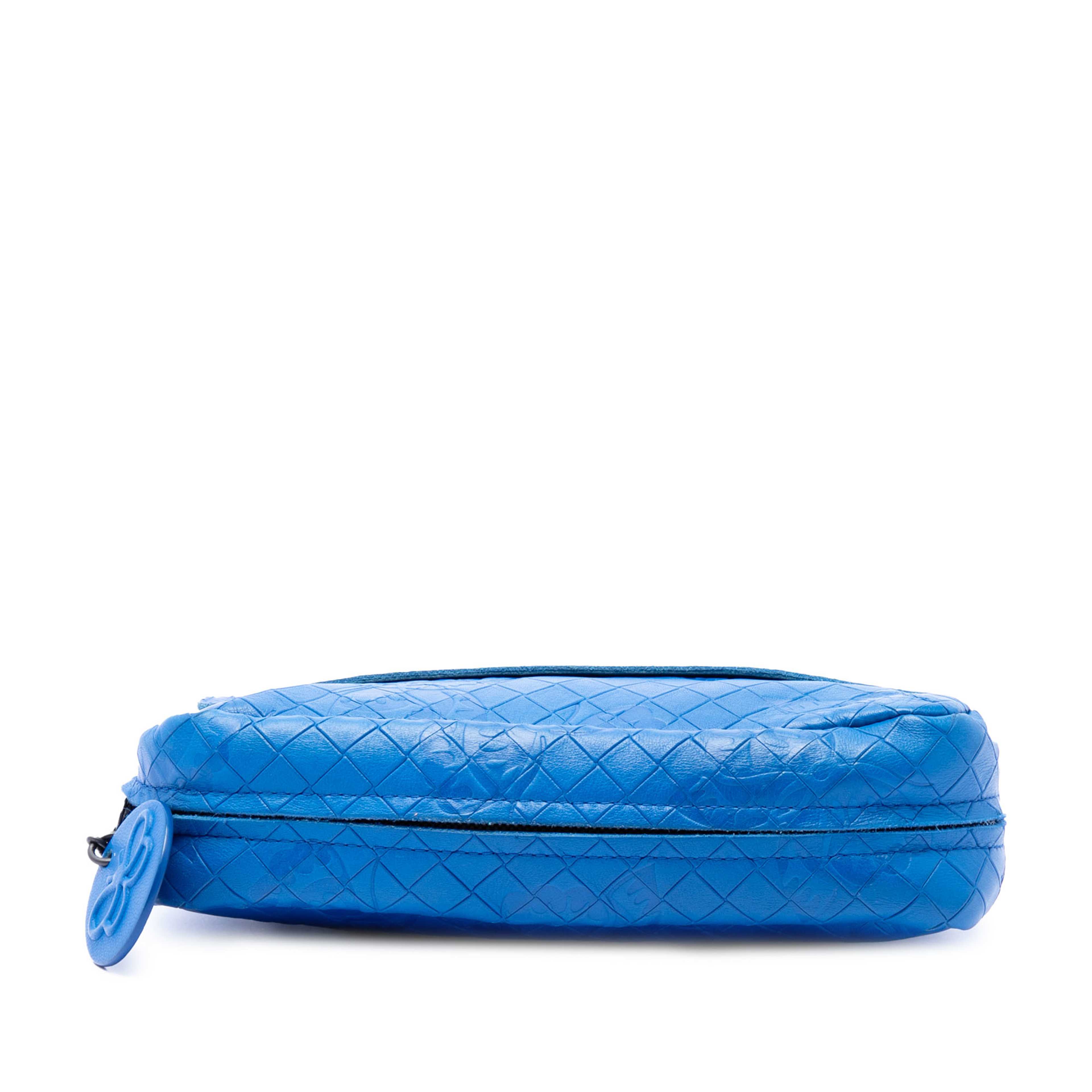 Bottega Veneta Small Calfskin Intrecciomirage Embossed Butterfly Chain Crossbody, från Luxclusif, i färgen blue. Klicka för att öppna bilden i stort format