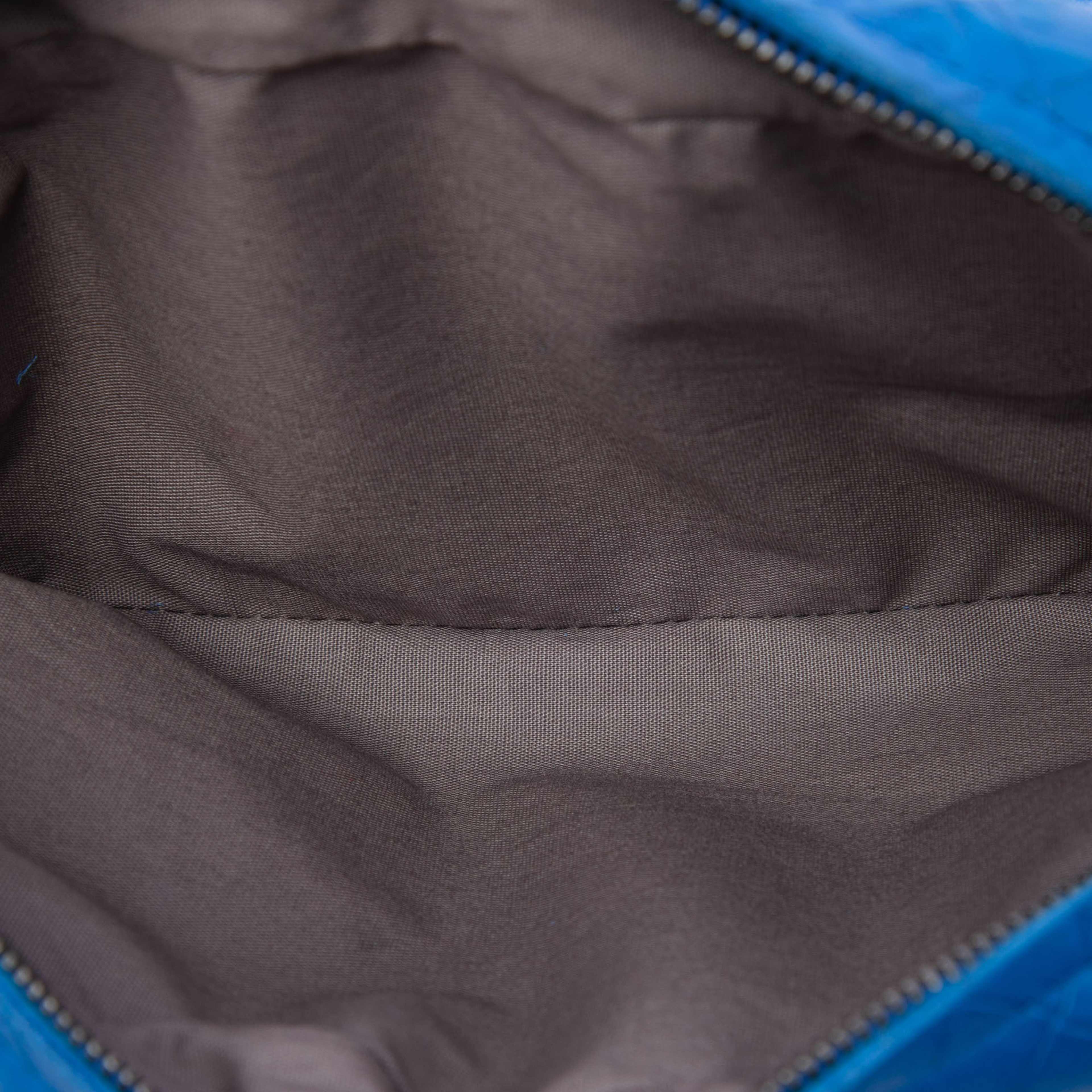 Bottega Veneta Small Calfskin Intrecciomirage Embossed Butterfly Chain Crossbody, från Luxclusif, i färgen blue. Klicka för att öppna bilden i stort format