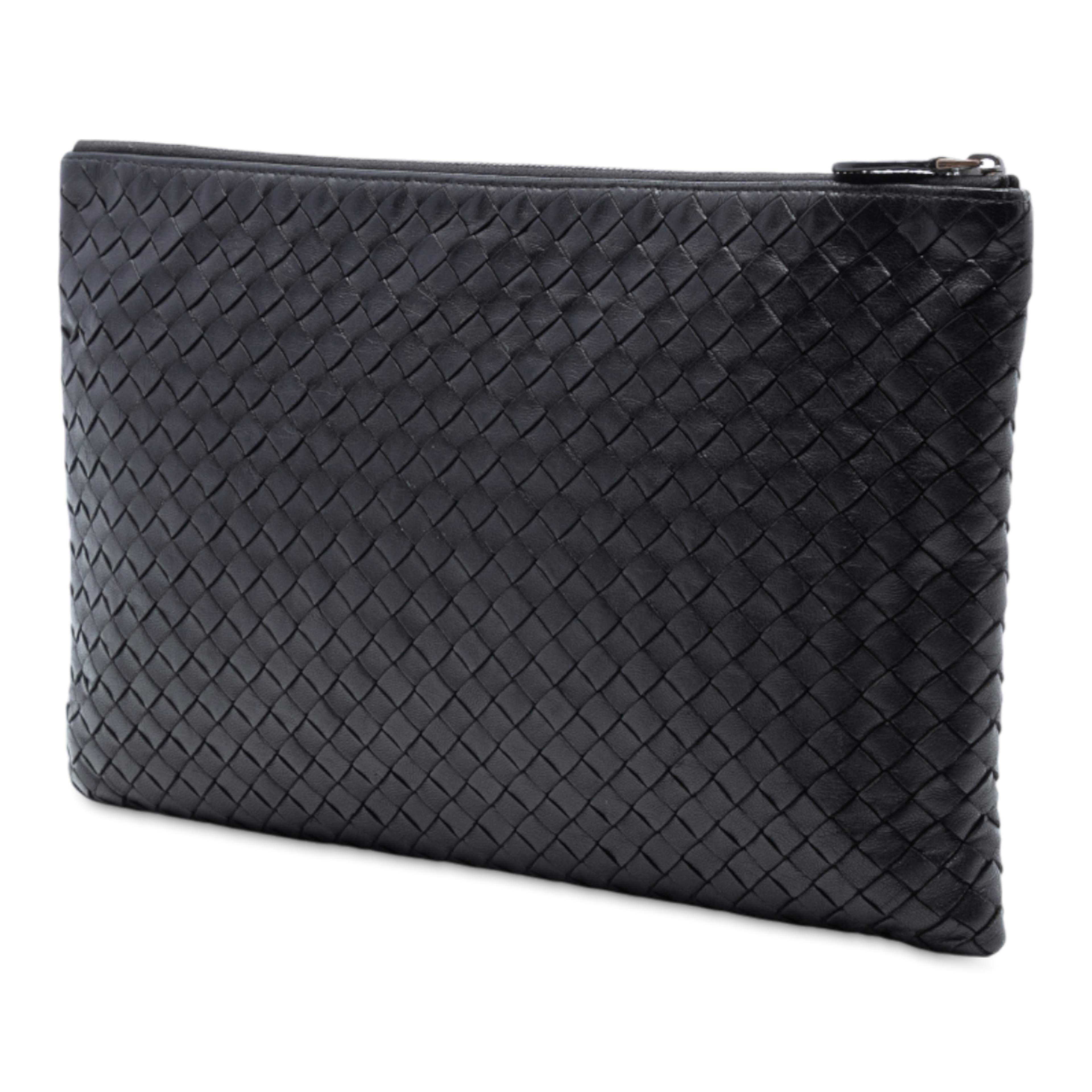 Bottega Veneta Nappa Intrecciato Clutch, från Luxclusif, i färgen black. Klicka för att öppna bilden i stort format