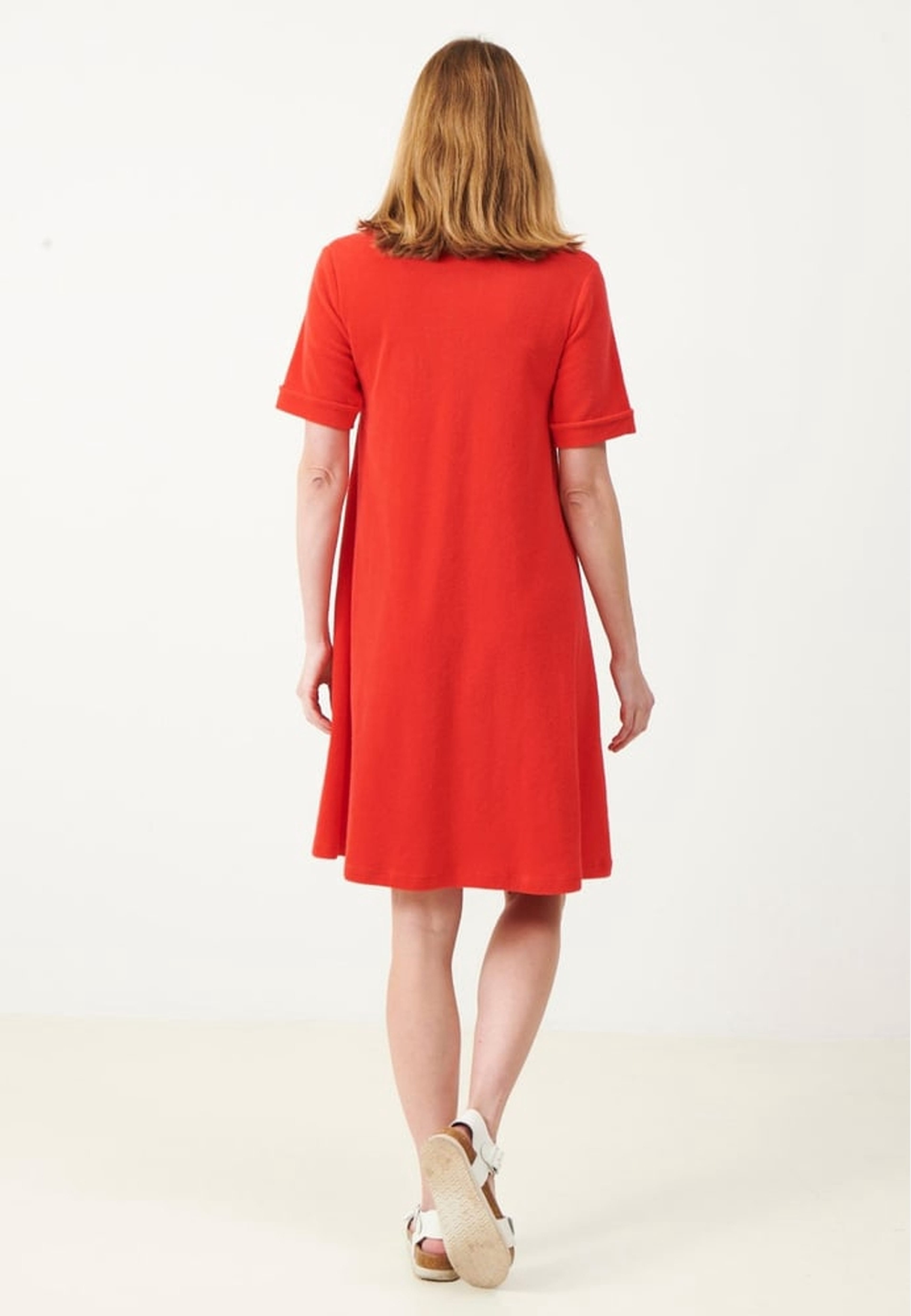 Martine Dress, från Jumperfabriken, i färgen red. Klicka för att öppna bilden i stort format