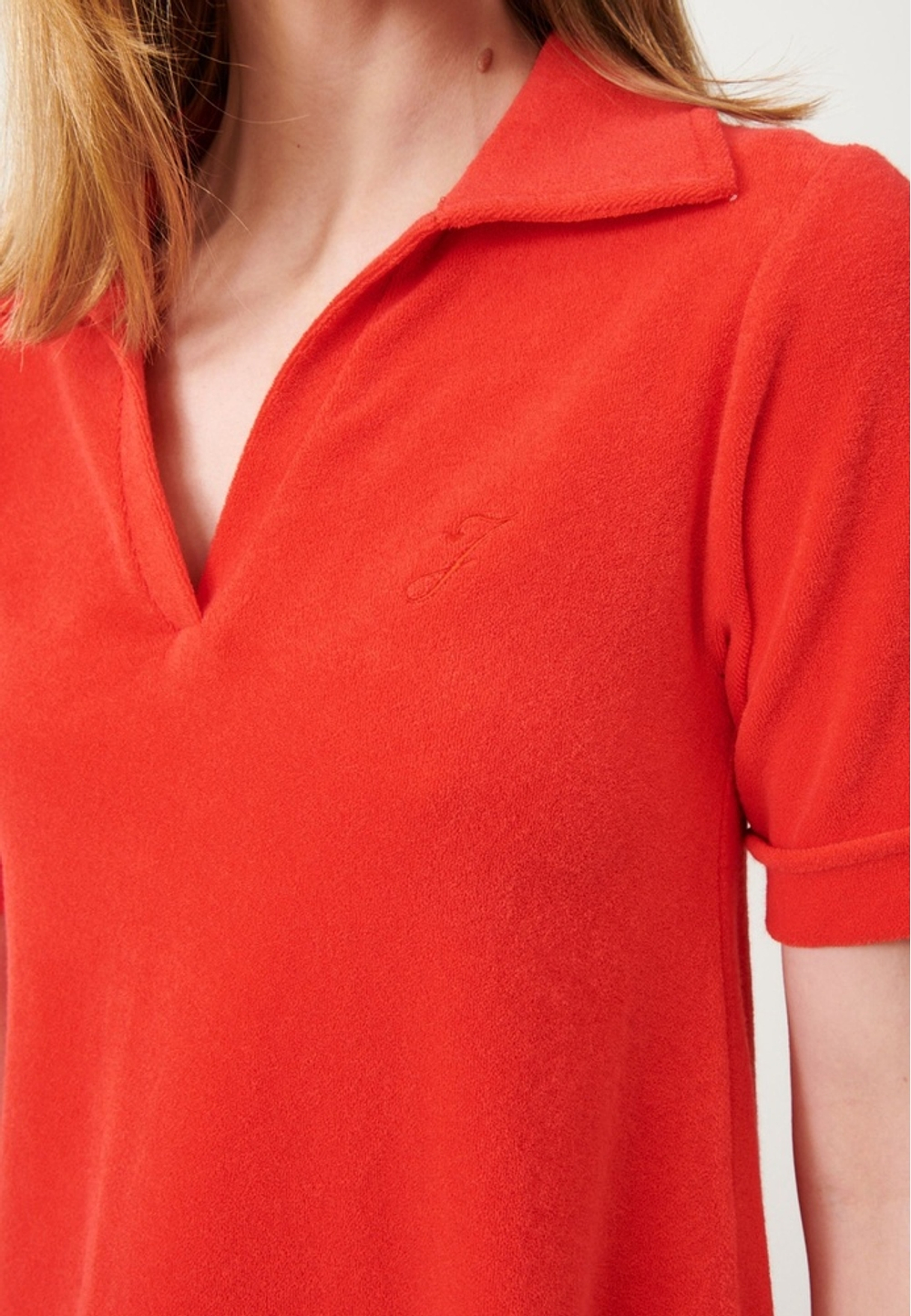 Martine Dress, från Jumperfabriken, i färgen red. Klicka för att öppna bilden i stort format