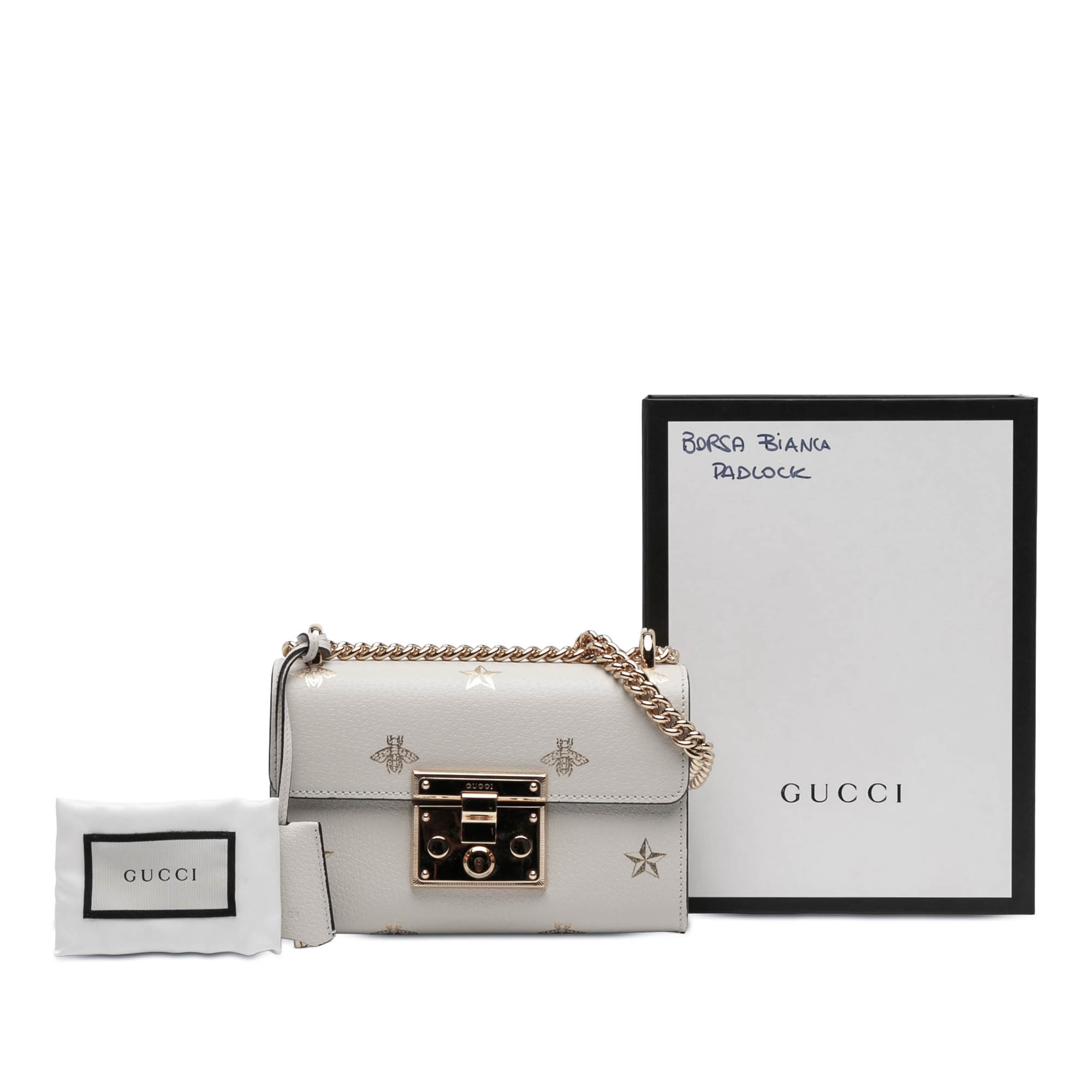 Gucci Small Leather Bee Star Padlock Crossbody, från Luxclusif, i färgen vit. Klicka för att öppna bilden i stort format