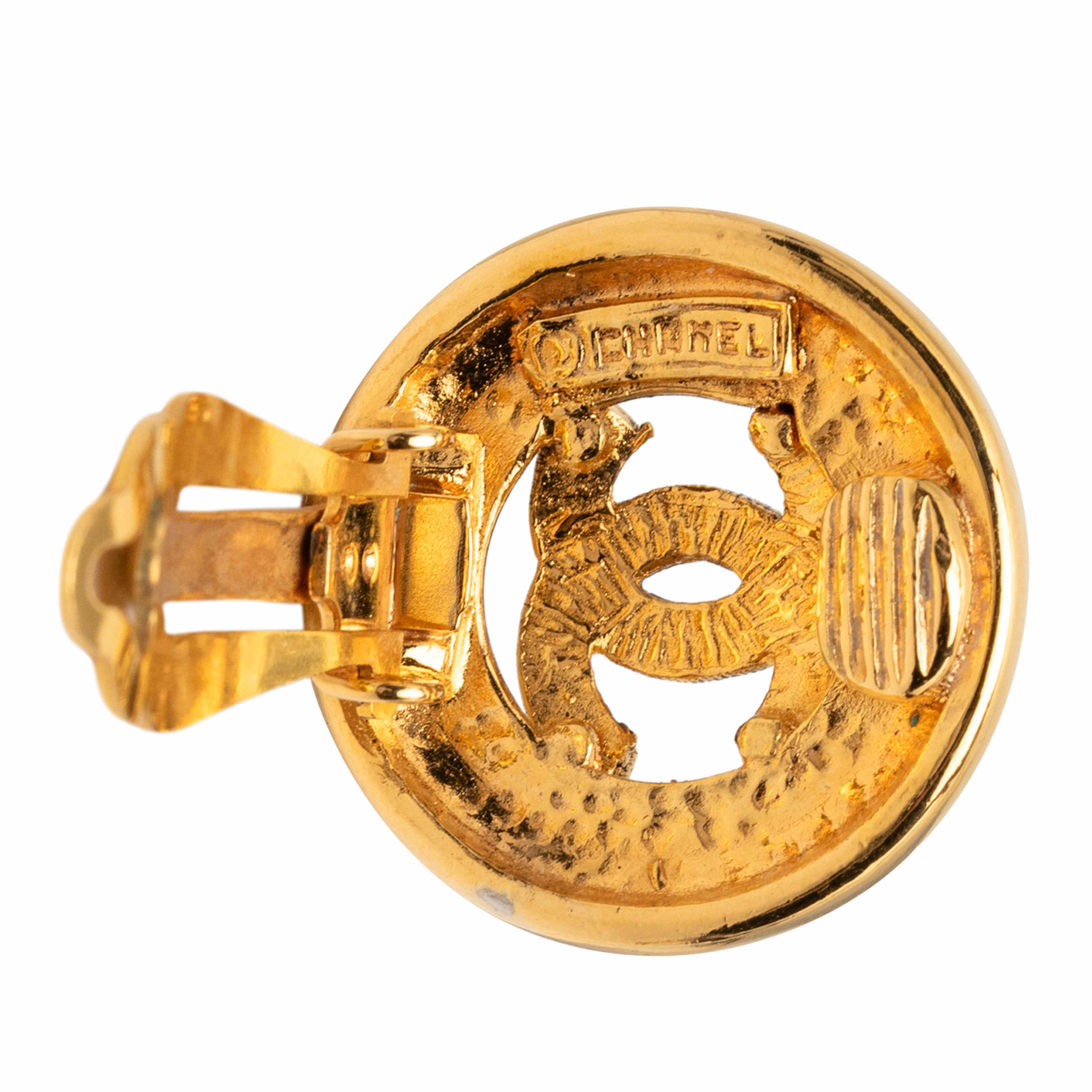 Chanel Cc Gold Plated Button Clip On Earrings, från Luxclusif, i färgen guld. Klicka för att öppna bilden i stort format