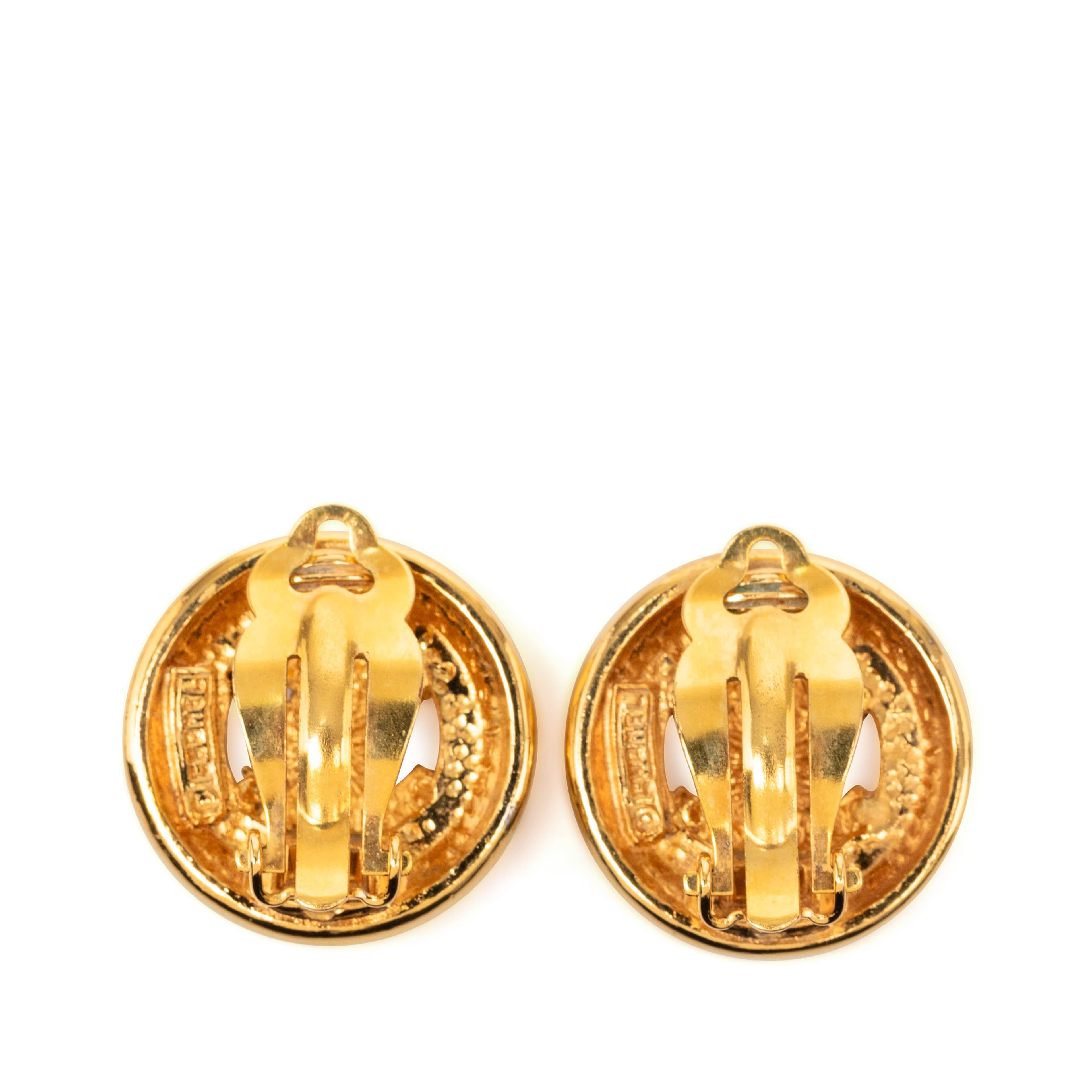 Chanel Cc Gold Plated Button Clip On Earrings, från Luxclusif, i färgen gold. Klicka för att öppna bilden i stort format