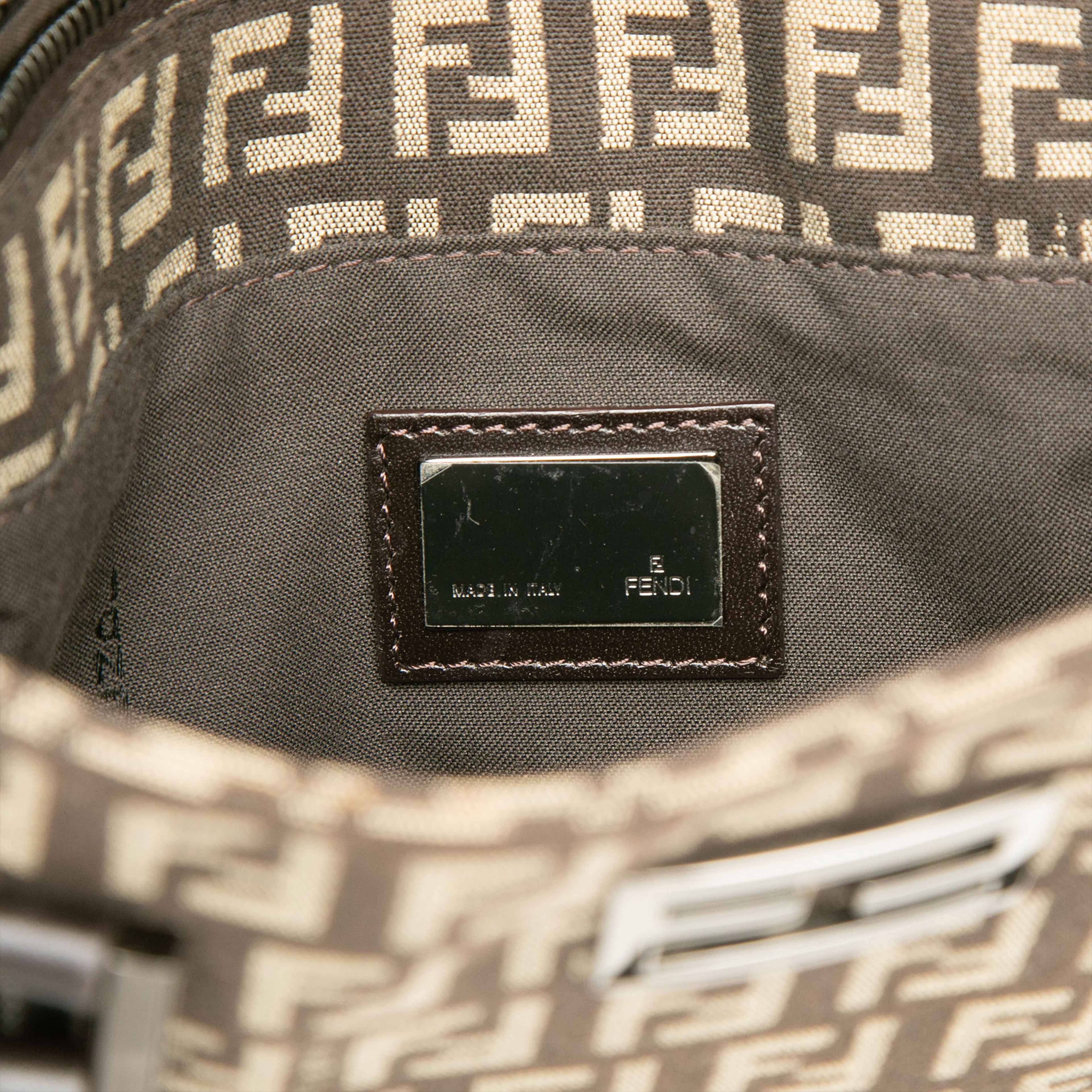 Fendi Small Zucchino Canvas Tote, från Luxclusif, i färgen brun. Klicka för att öppna bilden i stort format