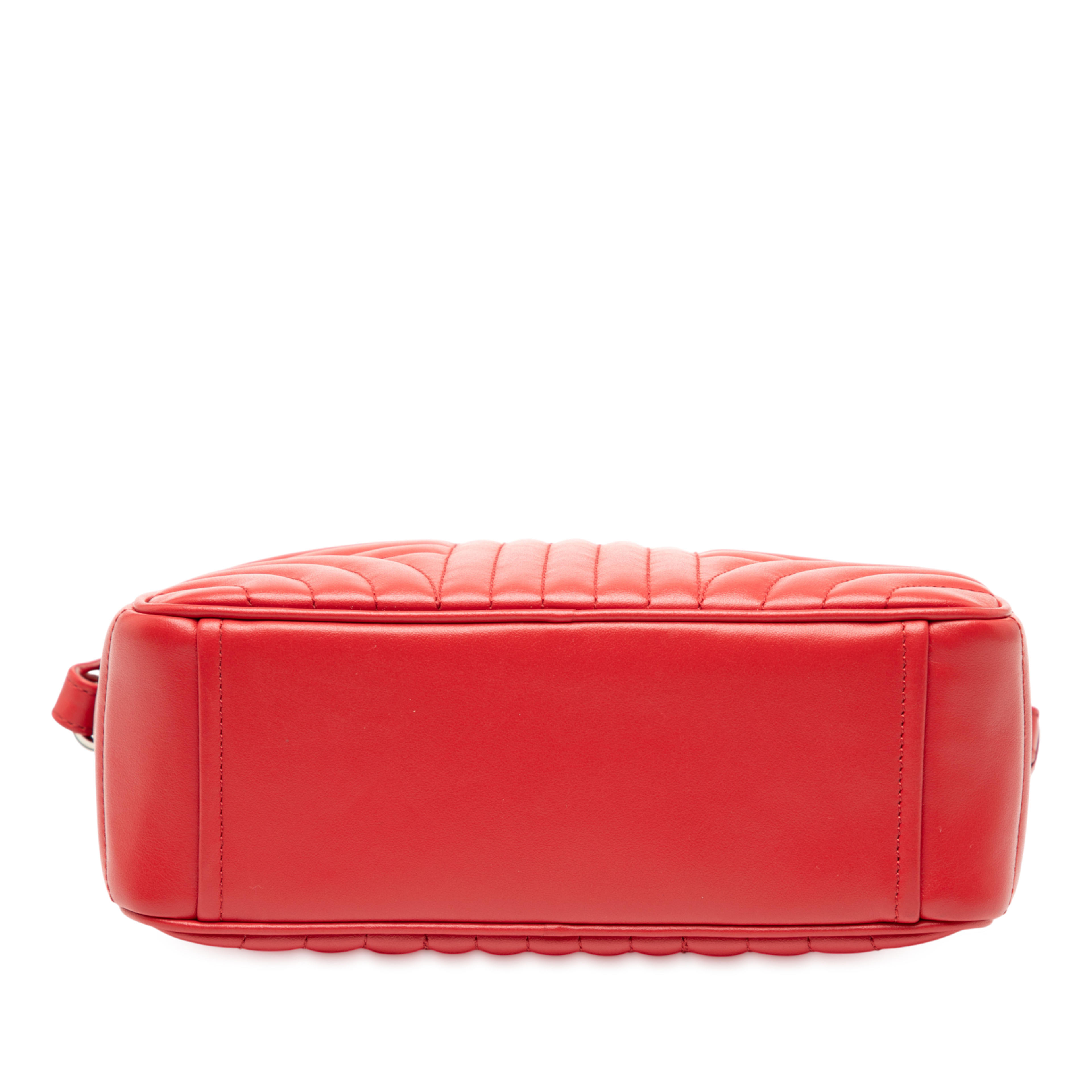 Prada Soft Calfskin Diagramme Camera Bag, från Luxclusif, i färgen red. Klicka för att öppna bilden i stort format