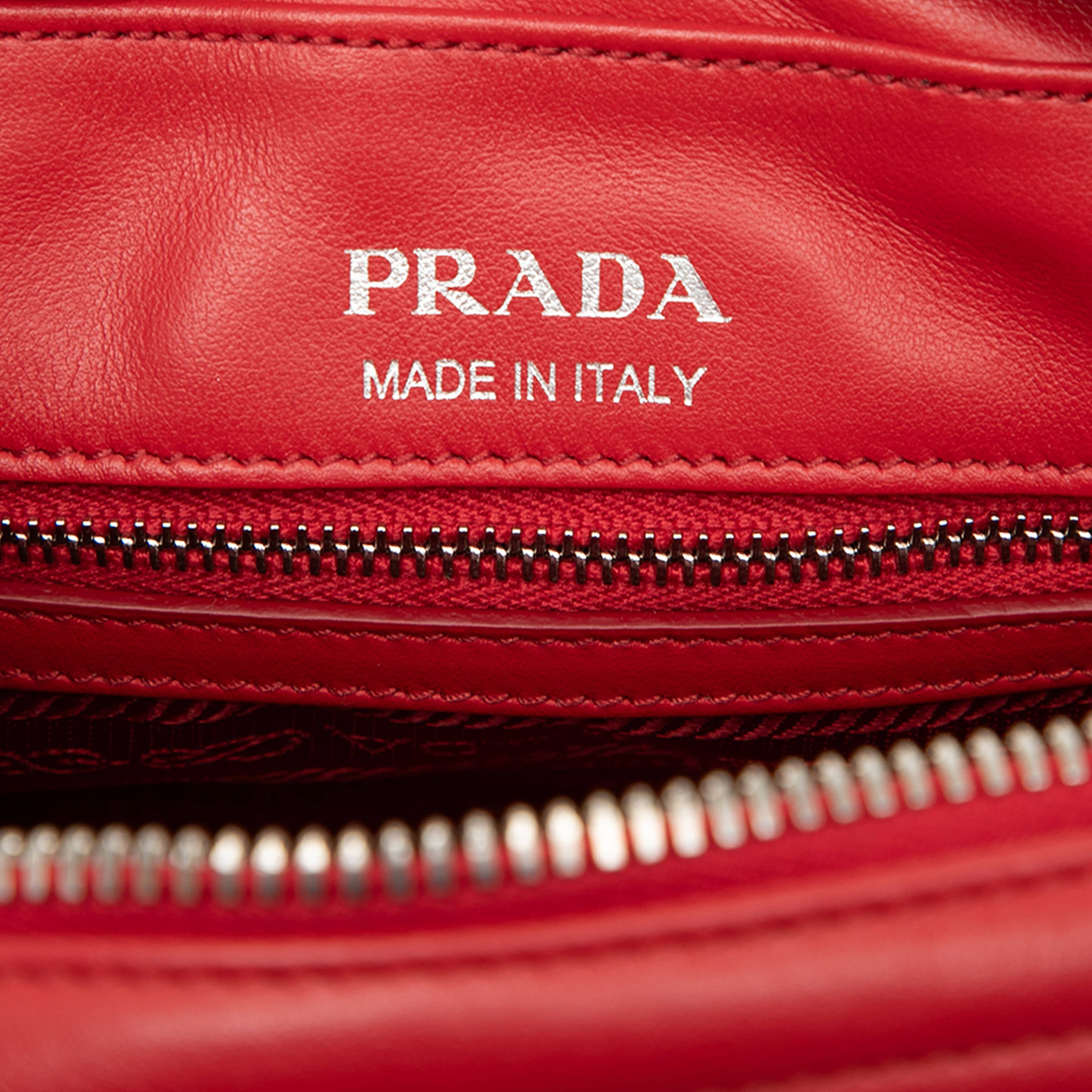 Prada Soft Calfskin Diagramme Camera Bag, från Luxclusif, i färgen red. Klicka för att öppna bilden i stort format